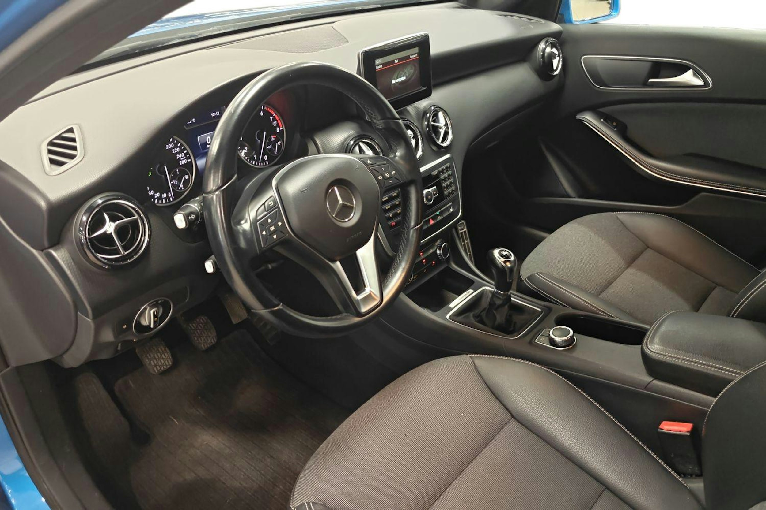 sininen Mercedes-Benz A 2013 kuva 7.