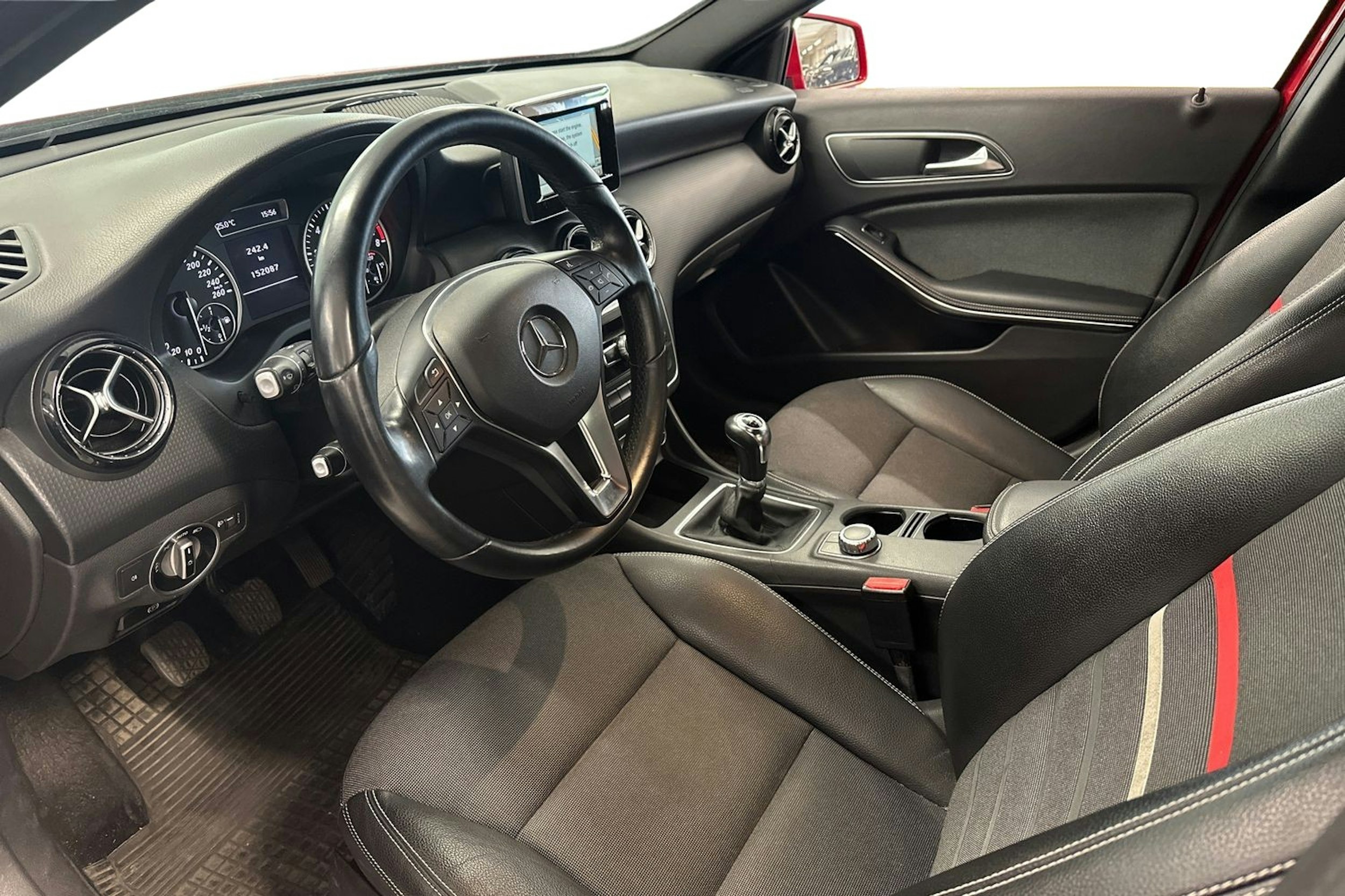 punainen Mercedes-Benz A 2013 kuva 3.