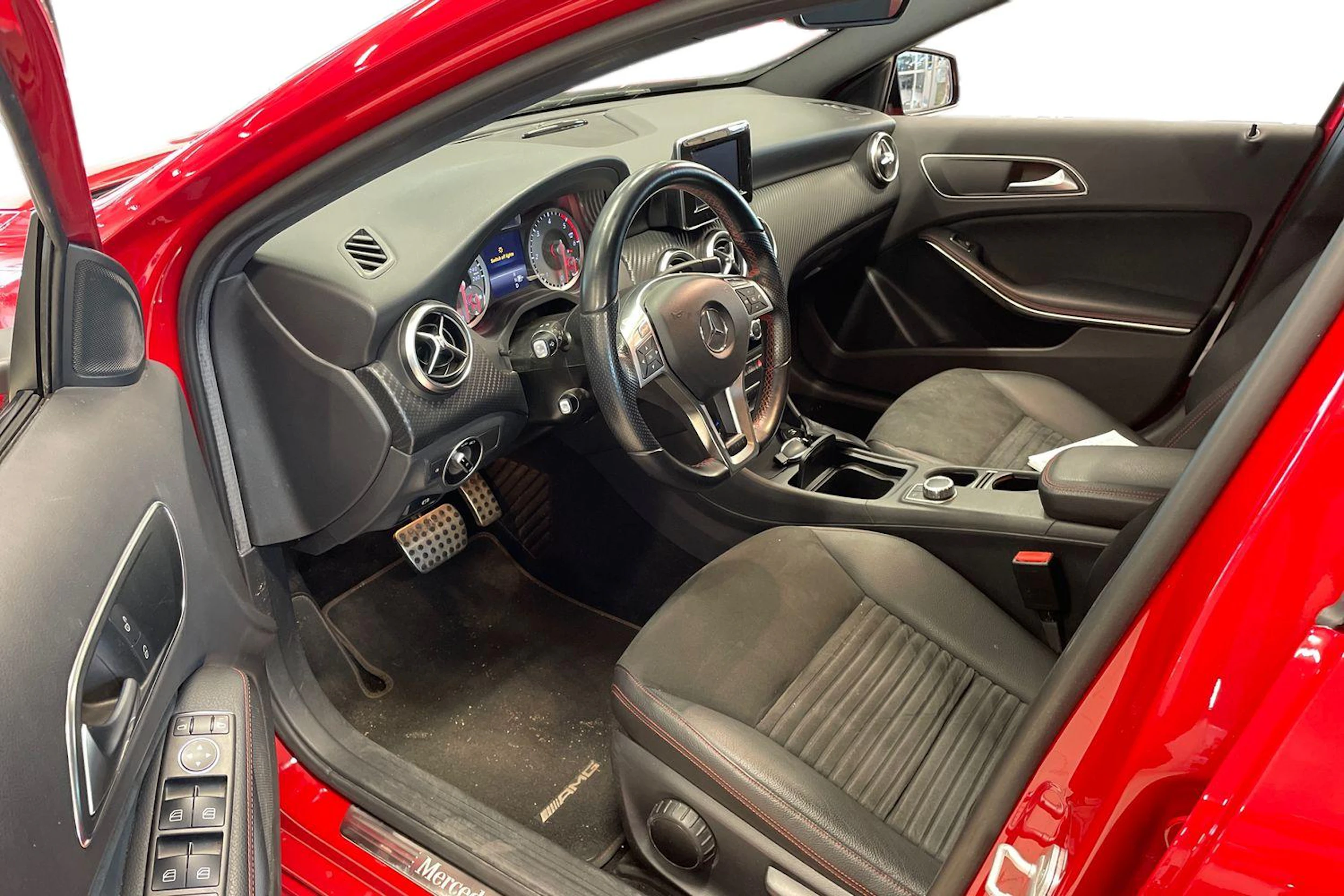 punainen Mercedes-Benz A 2013 kuva 3.