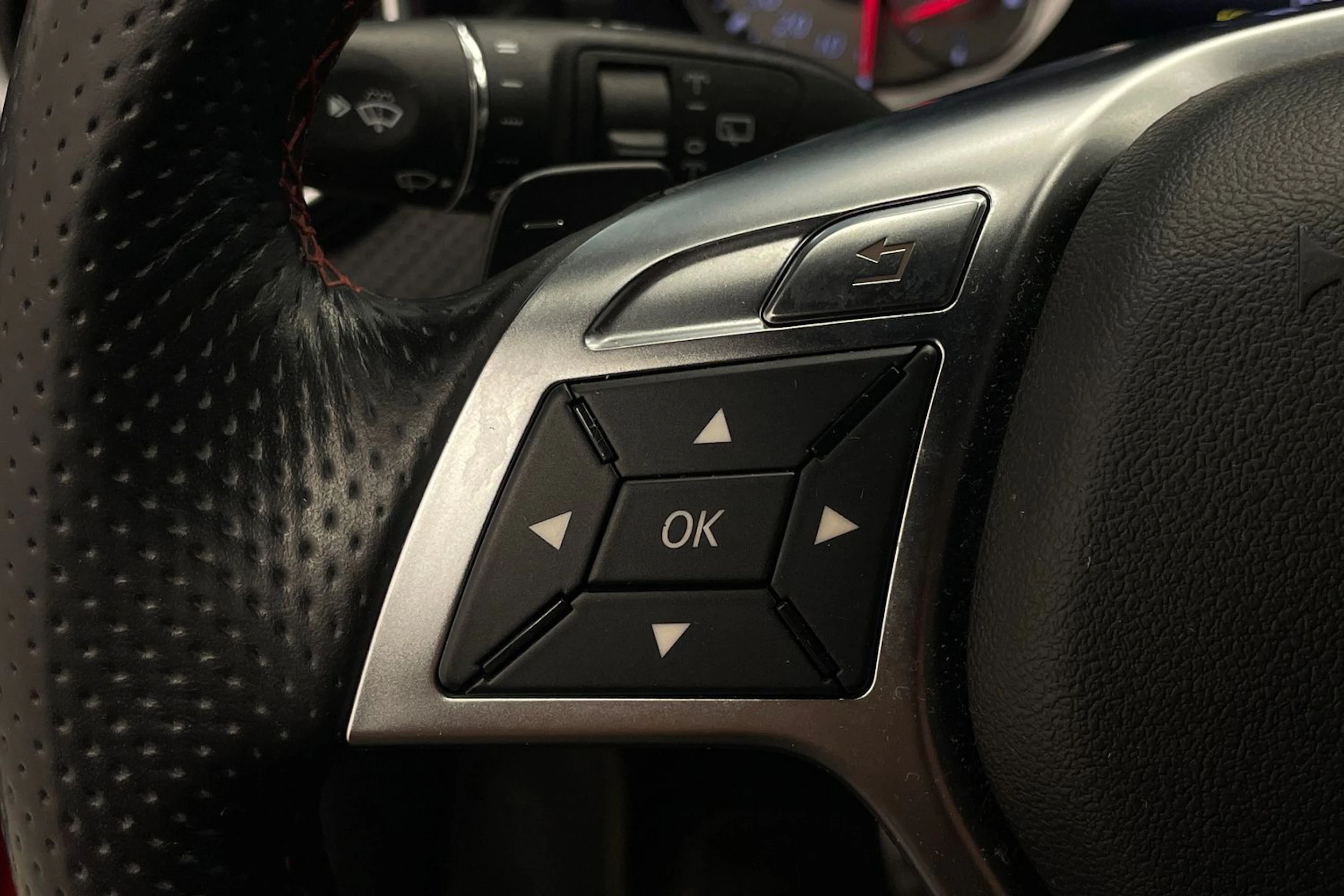 punainen Mercedes-Benz A 2013 kuva 13.