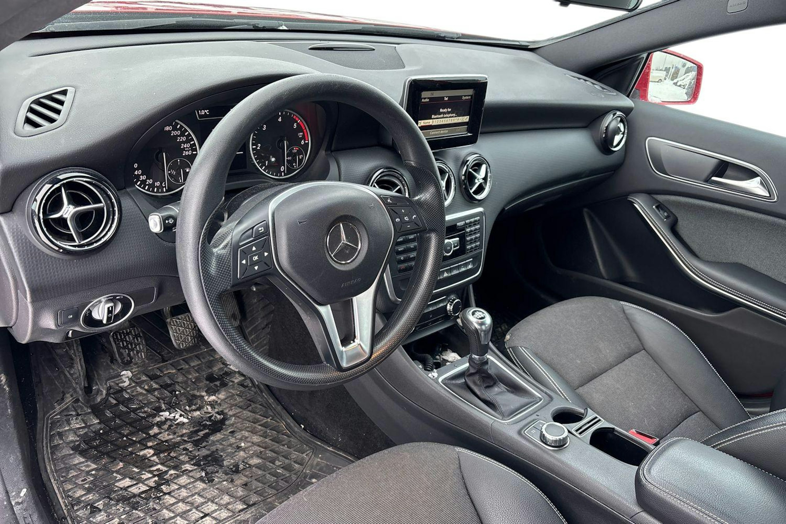 Punainen Mercedes-Benz A 2013 kuva 3.