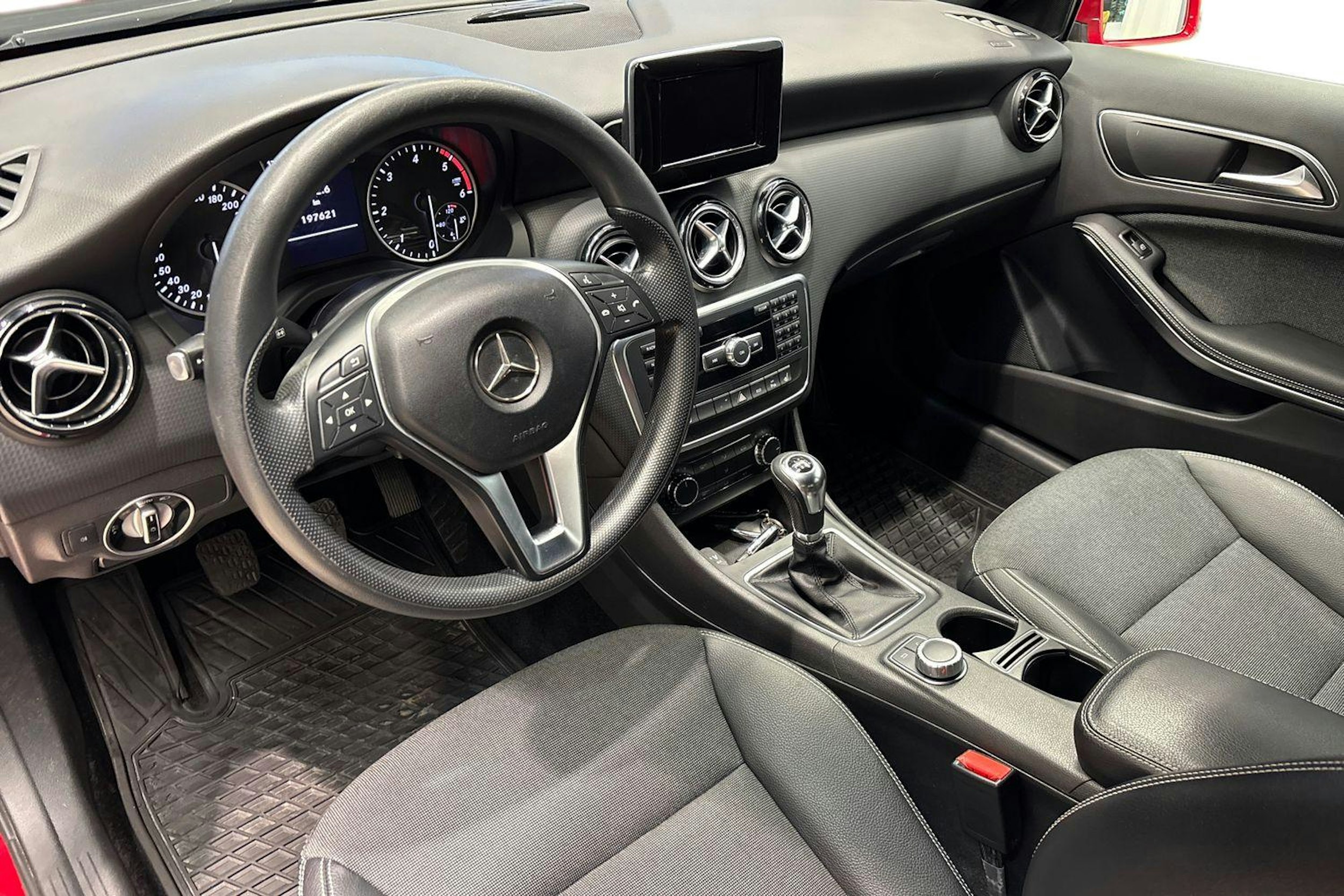 Punainen Mercedes-Benz A 2013 kuva 7.