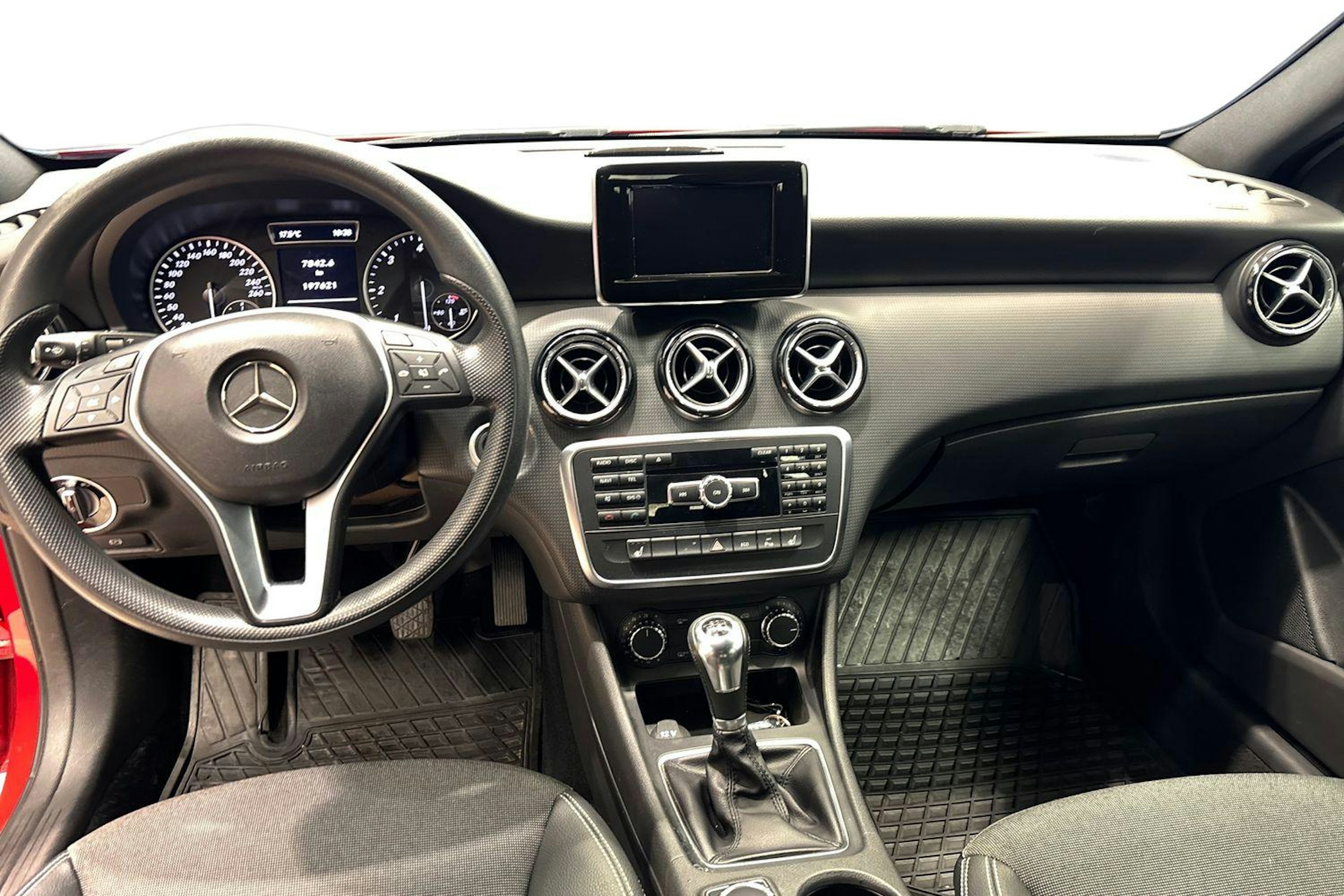 Punainen Mercedes-Benz A 2013 kuva 9.