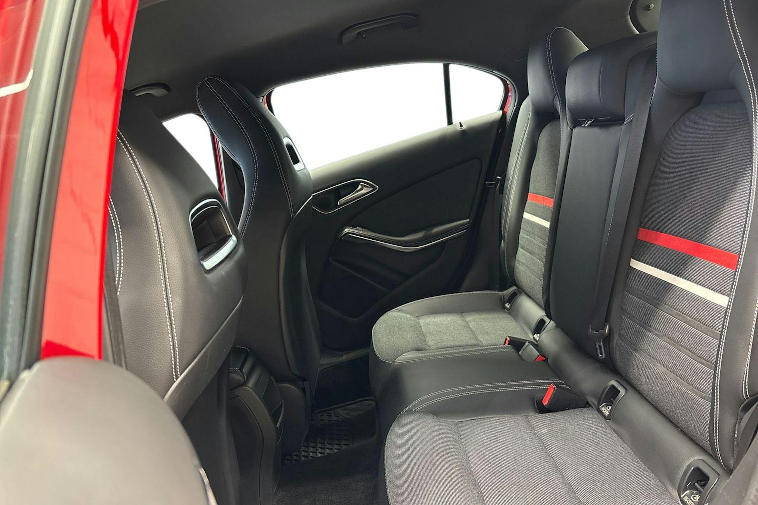 Punainen Mercedes-Benz A 2013 kuva 10.