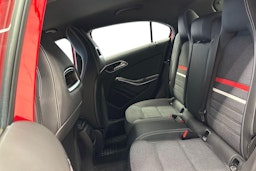 Punainen Mercedes-Benz A 2013 kuva 10.