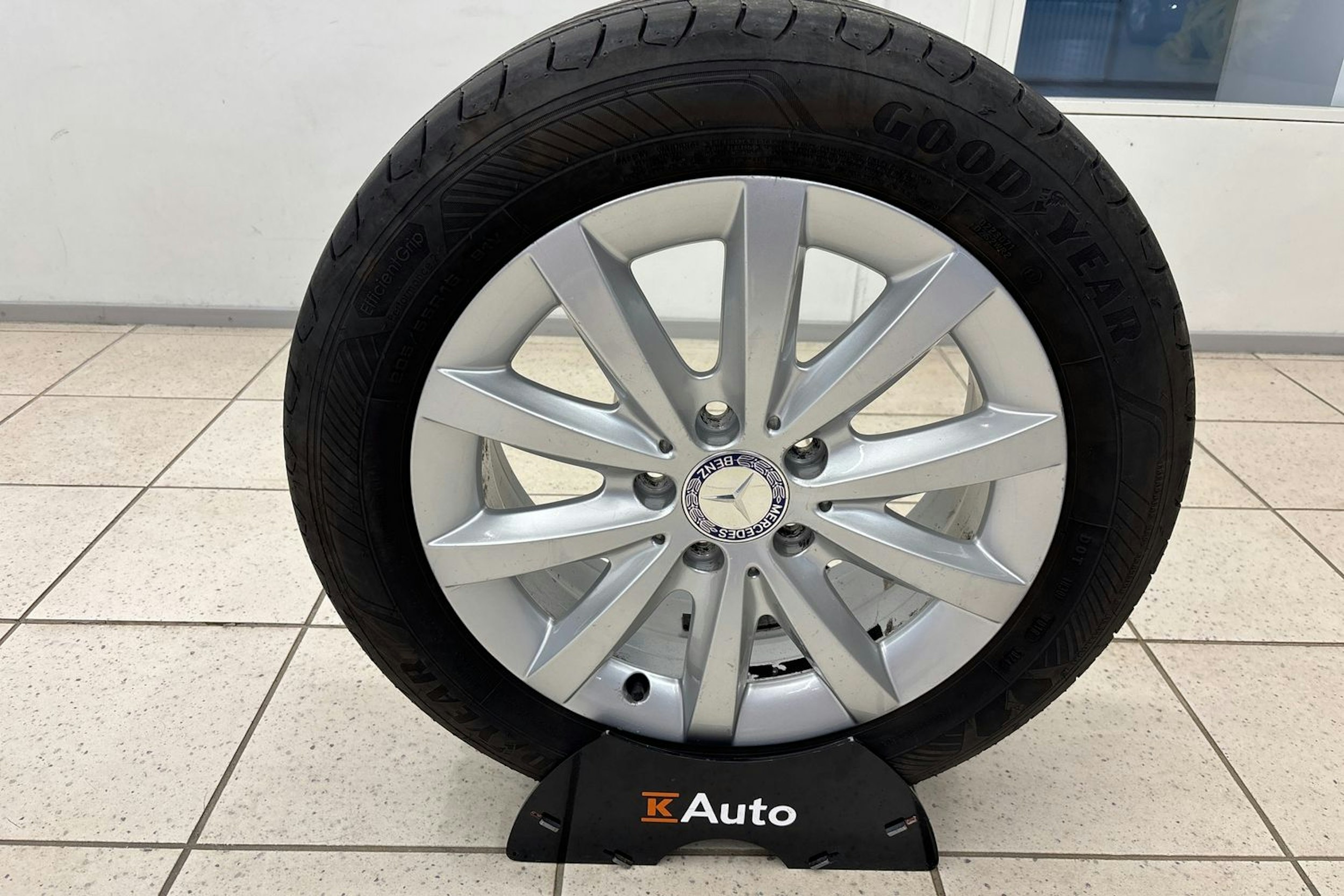 Punainen Mercedes-Benz A 2013 kuva 14.