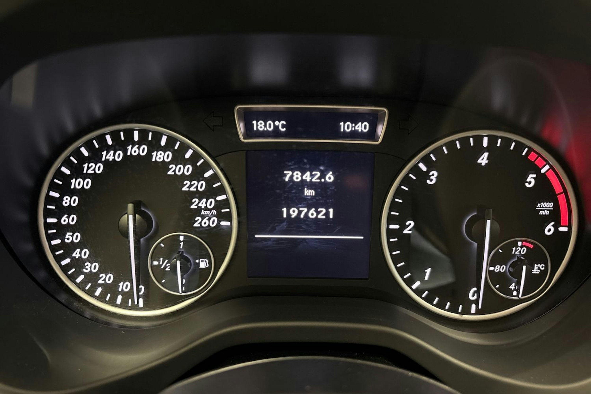 Punainen Mercedes-Benz A 2013 kuva 16.