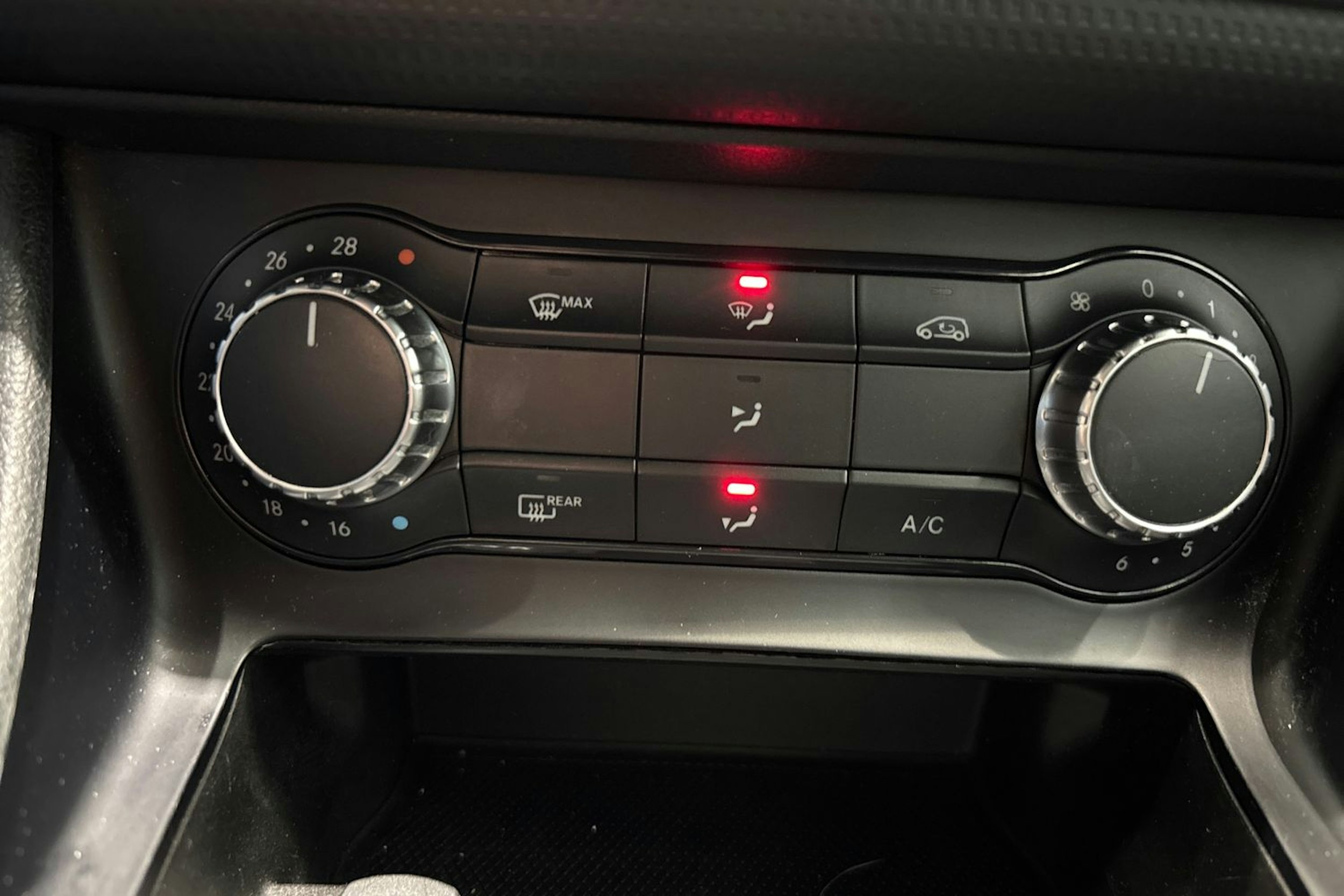 Punainen Mercedes-Benz A 2013 kuva 20.