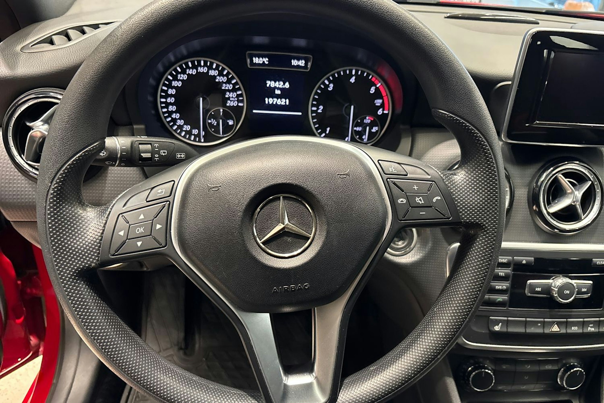 Punainen Mercedes-Benz A 2013 kuva 21.