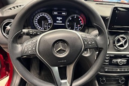 Punainen Mercedes-Benz A 2013 kuva 21.