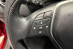 Punainen Mercedes-Benz A 2013 kuva 22.