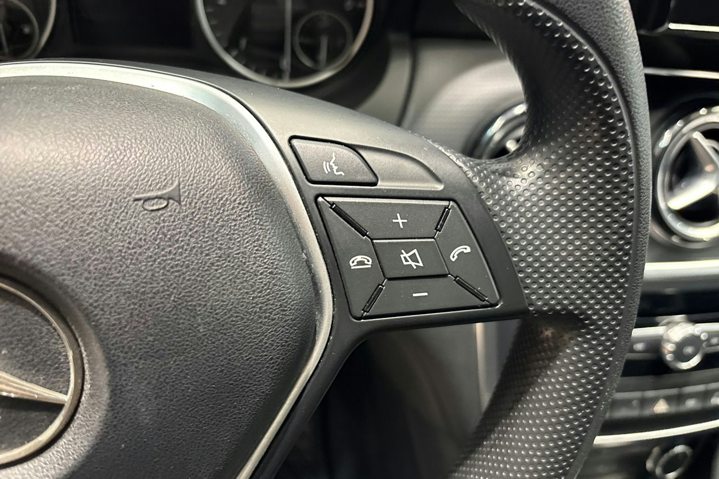 Punainen Mercedes-Benz A 2013 kuva 23.