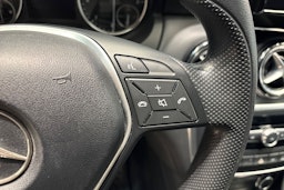 Punainen Mercedes-Benz A 2013 kuva 23.