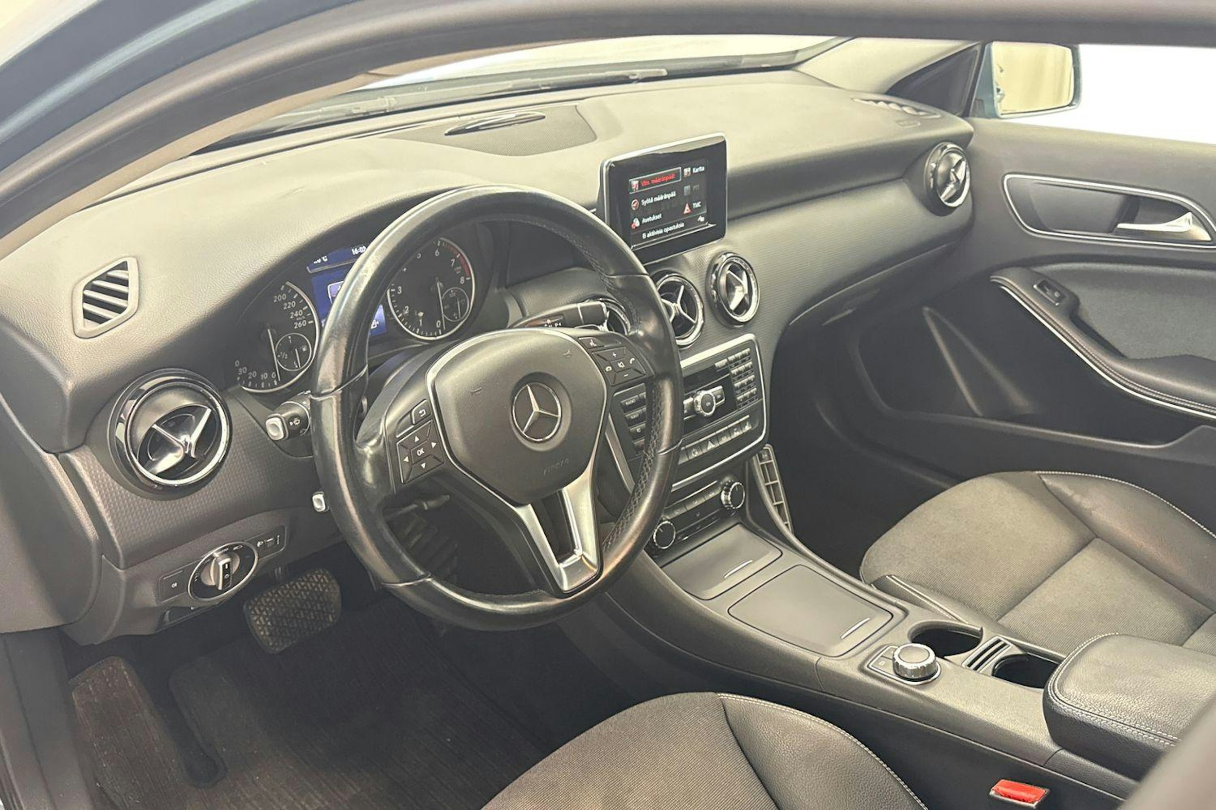 Sininen Mercedes-Benz A 2013 kuva 7.