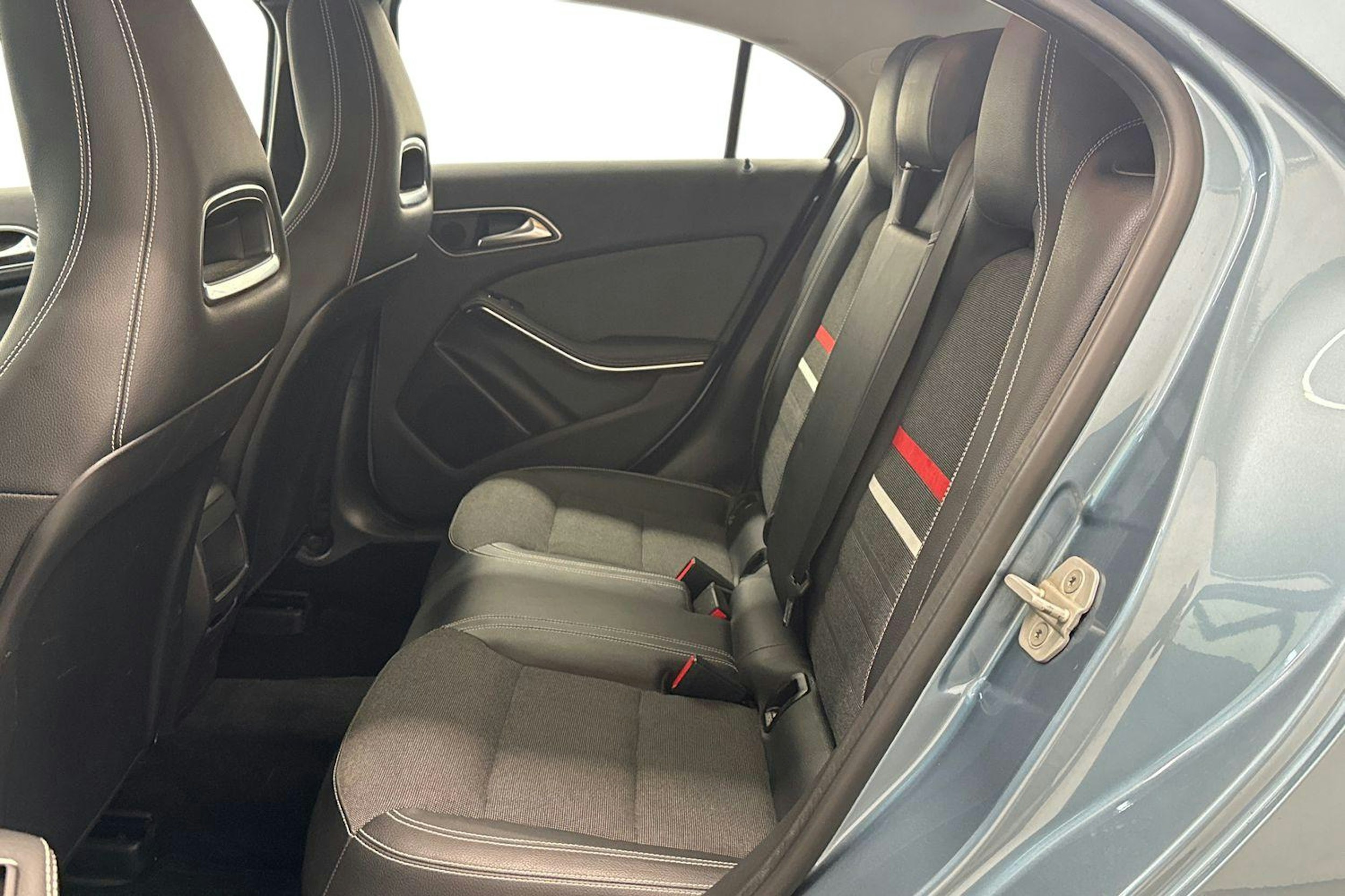 Sininen Mercedes-Benz A 2013 kuva 9.