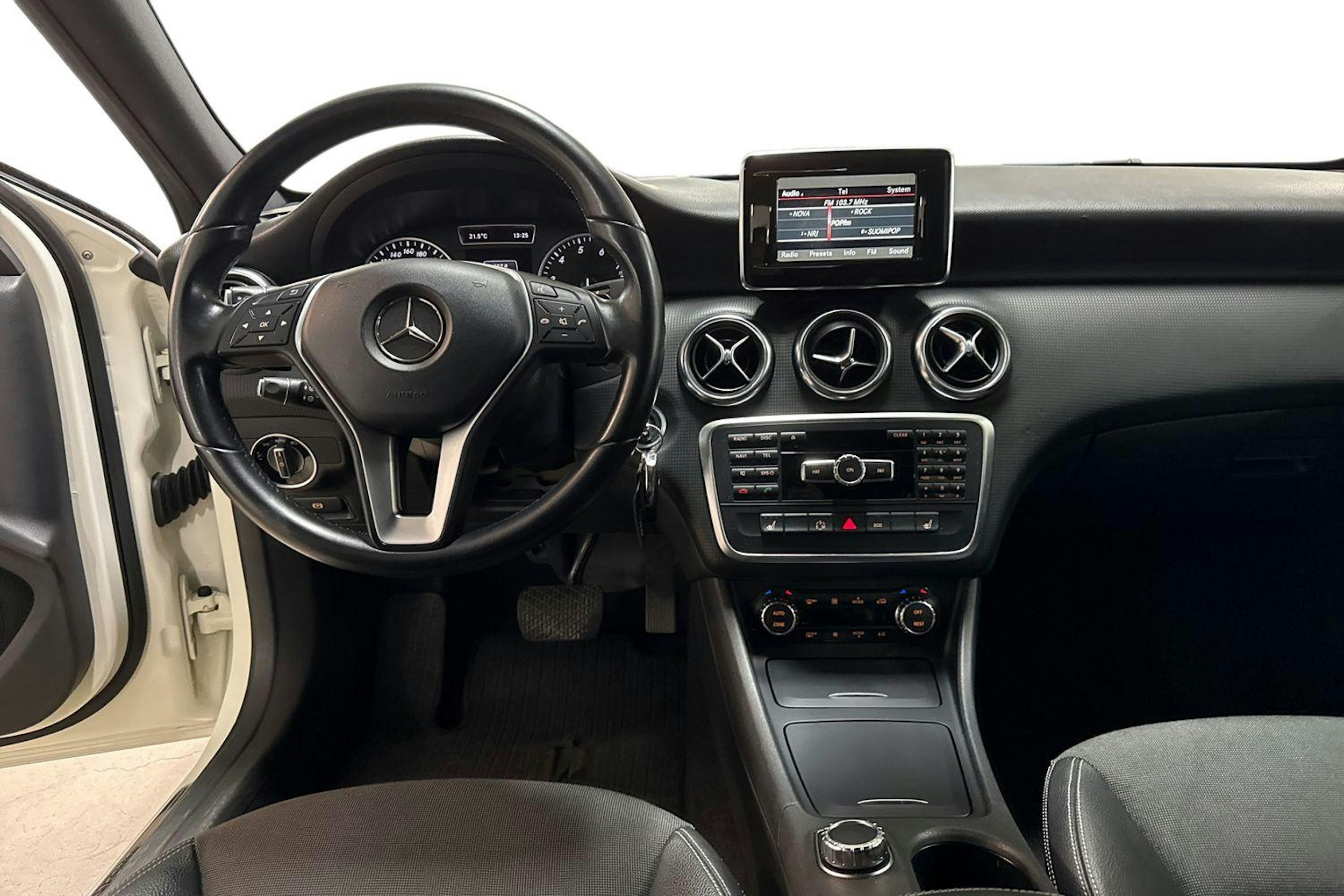 Valkoinen Mercedes-Benz A 2014 kuva 9.