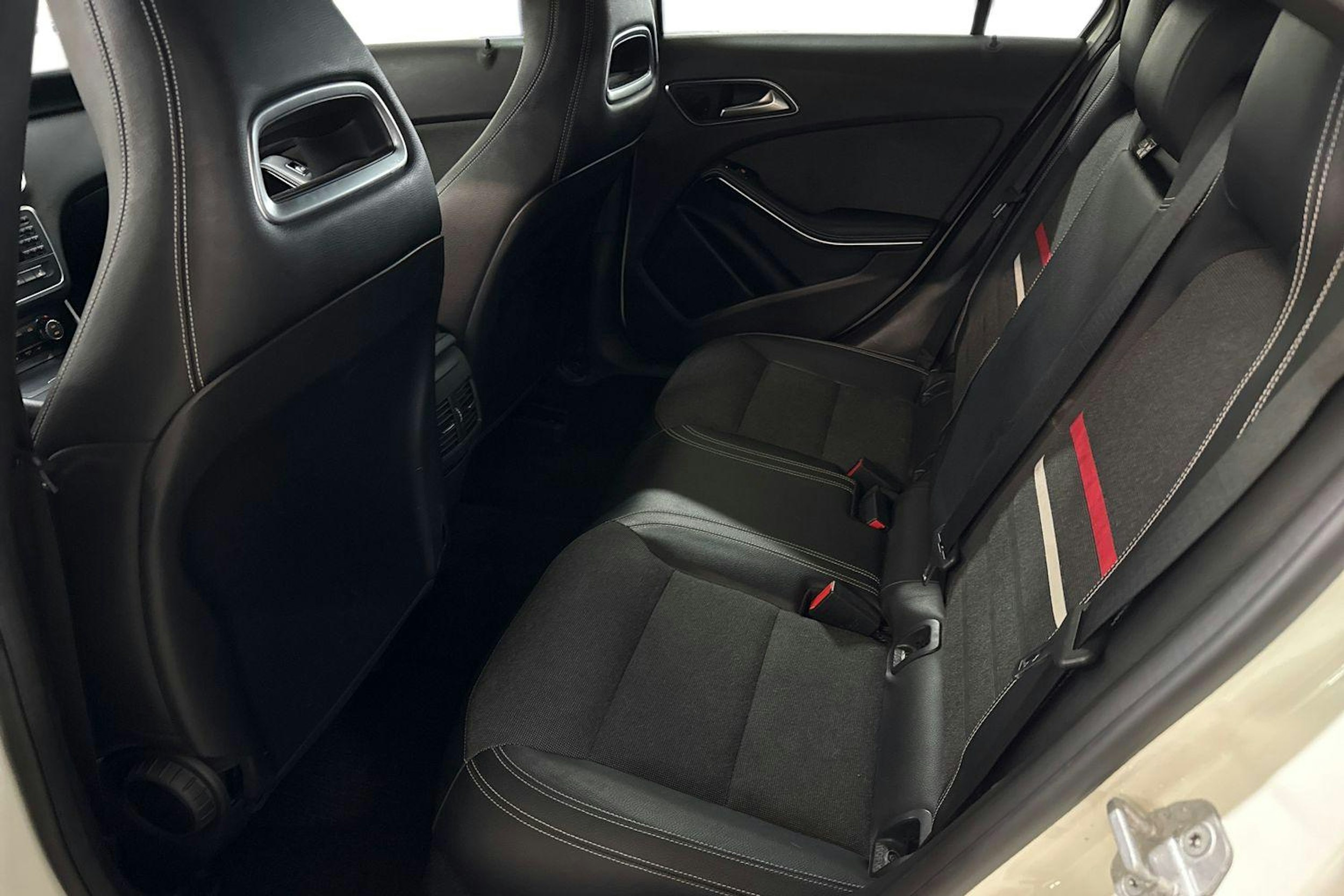 Valkoinen Mercedes-Benz A 2014 kuva 10.