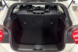 Valkoinen Mercedes-Benz A 2014 kuva 14.
