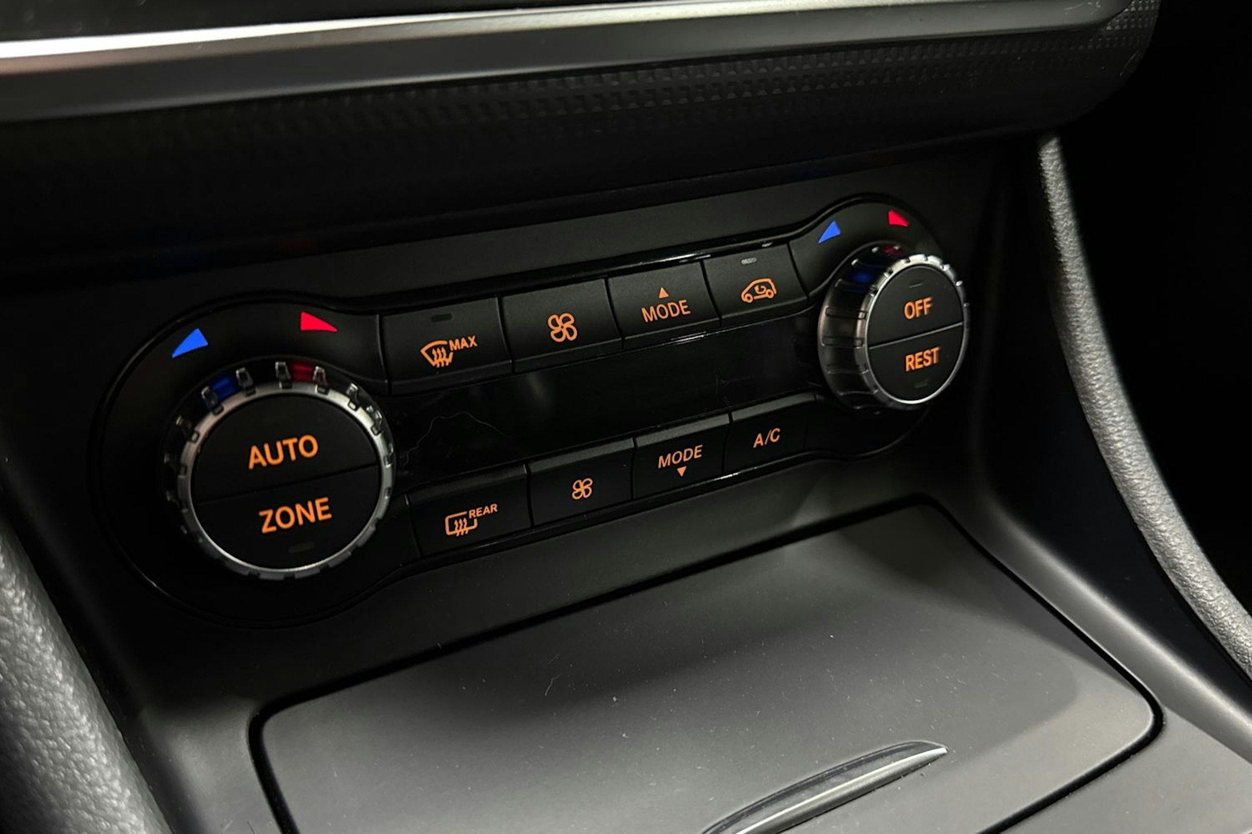 Valkoinen Mercedes-Benz A 2014 kuva 21.