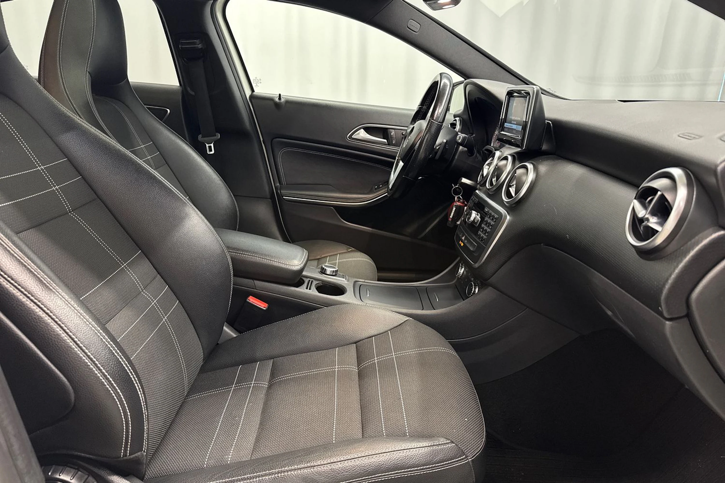 valkoinen Mercedes-Benz A 2014 kuva 13.