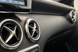 valkoinen Mercedes-Benz A 2014 kuva 28.