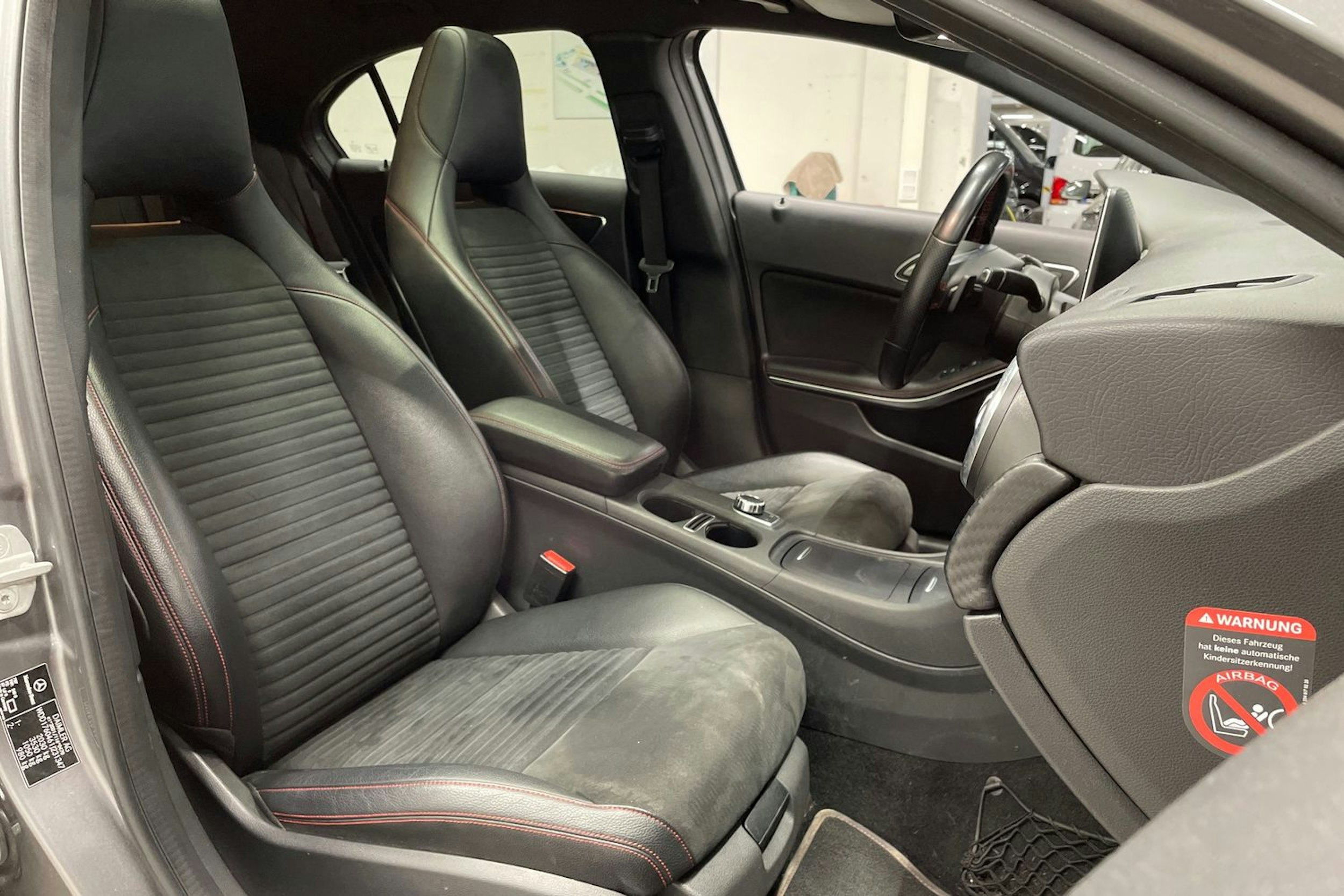Harmaa Mercedes-Benz A 2014 kuva 28.
