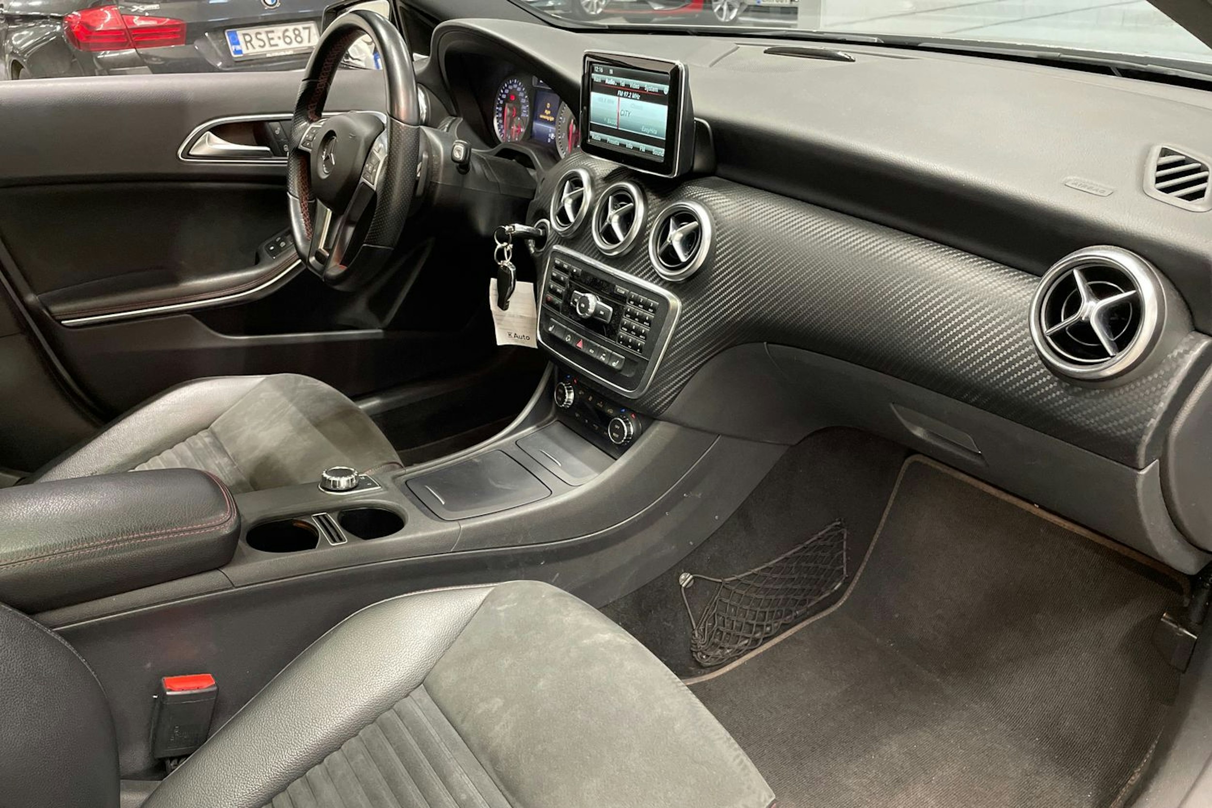 Harmaa Mercedes-Benz A 2014 kuva 29.
