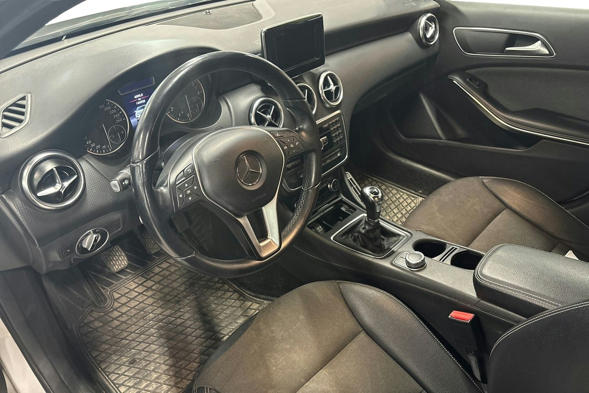 harmaa Mercedes-Benz A 2014 kuva 3.