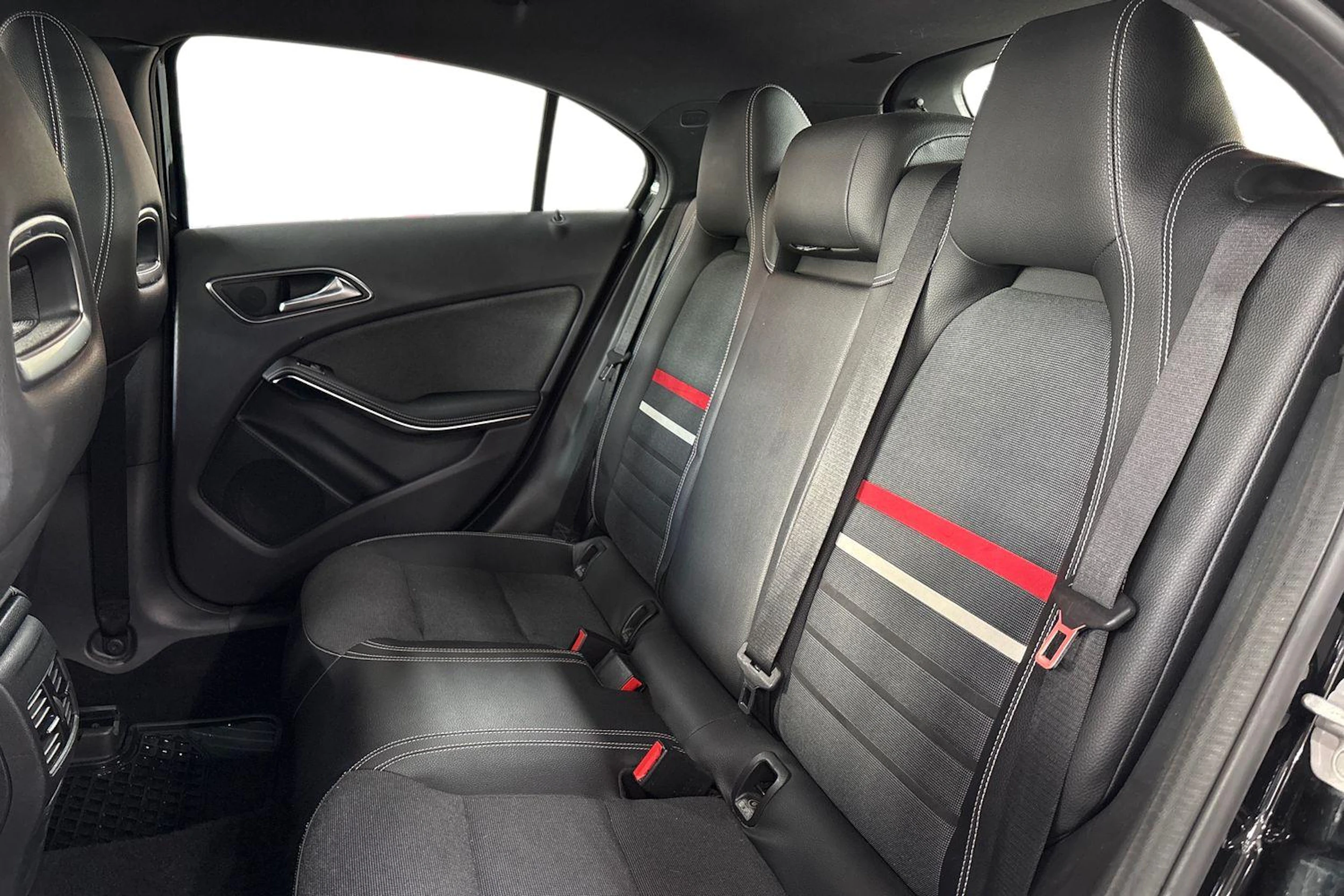musta Mercedes-Benz A 2015 kuva 8.