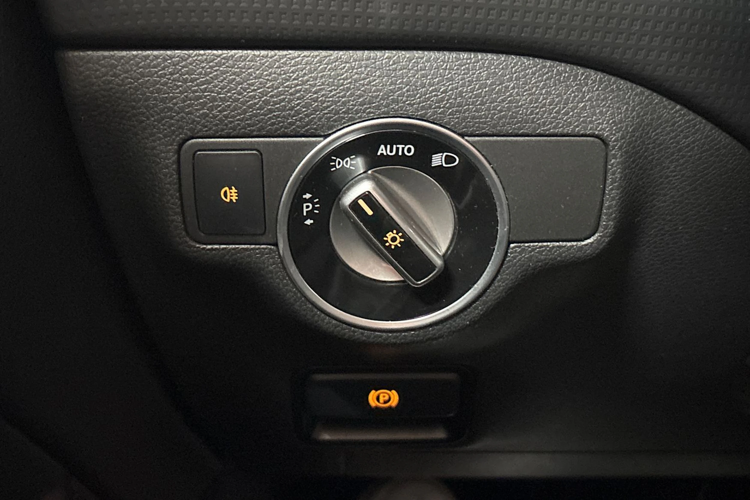musta Mercedes-Benz A 2015 kuva 17.