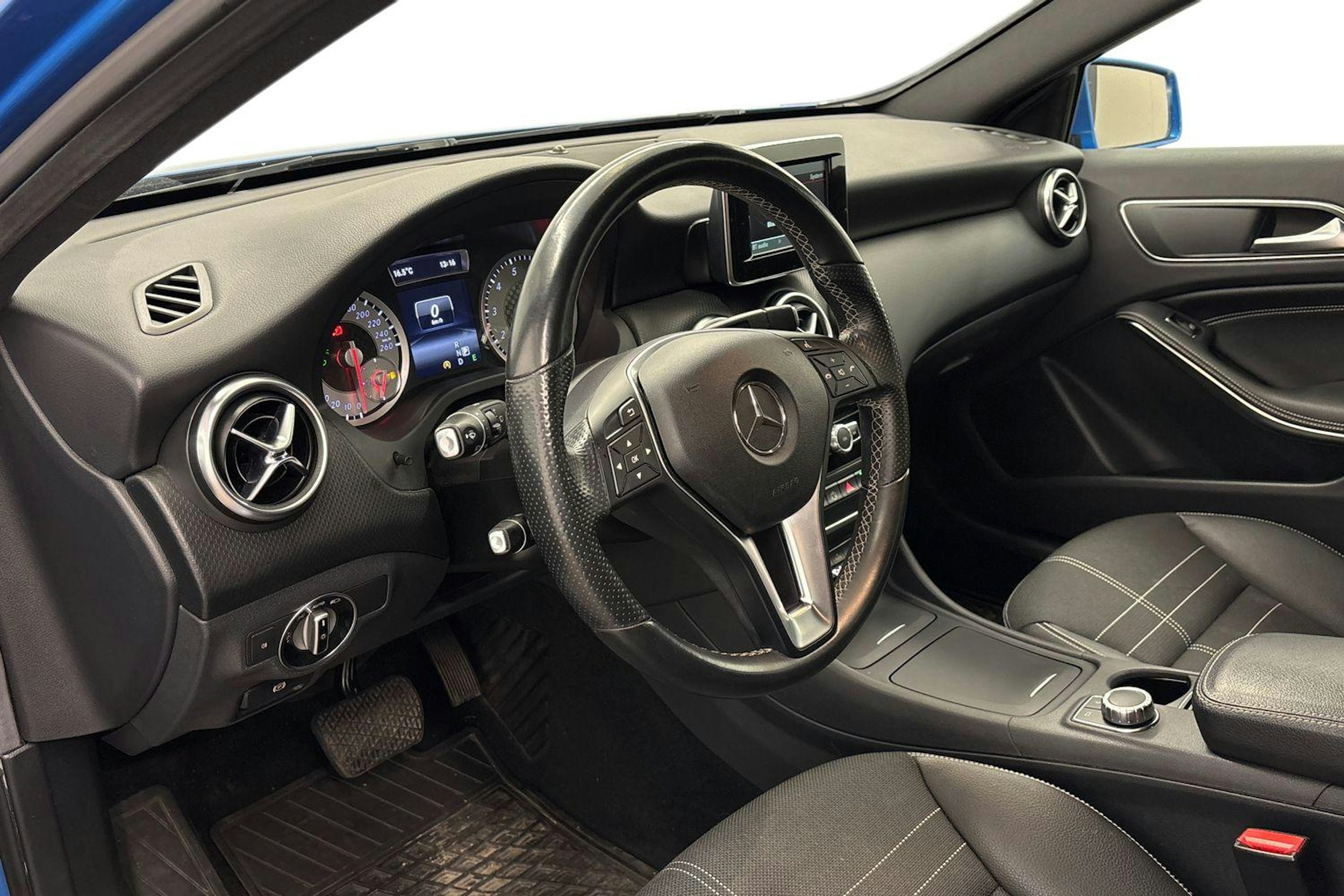 sininen Mercedes-Benz A 2015 kuva 3.