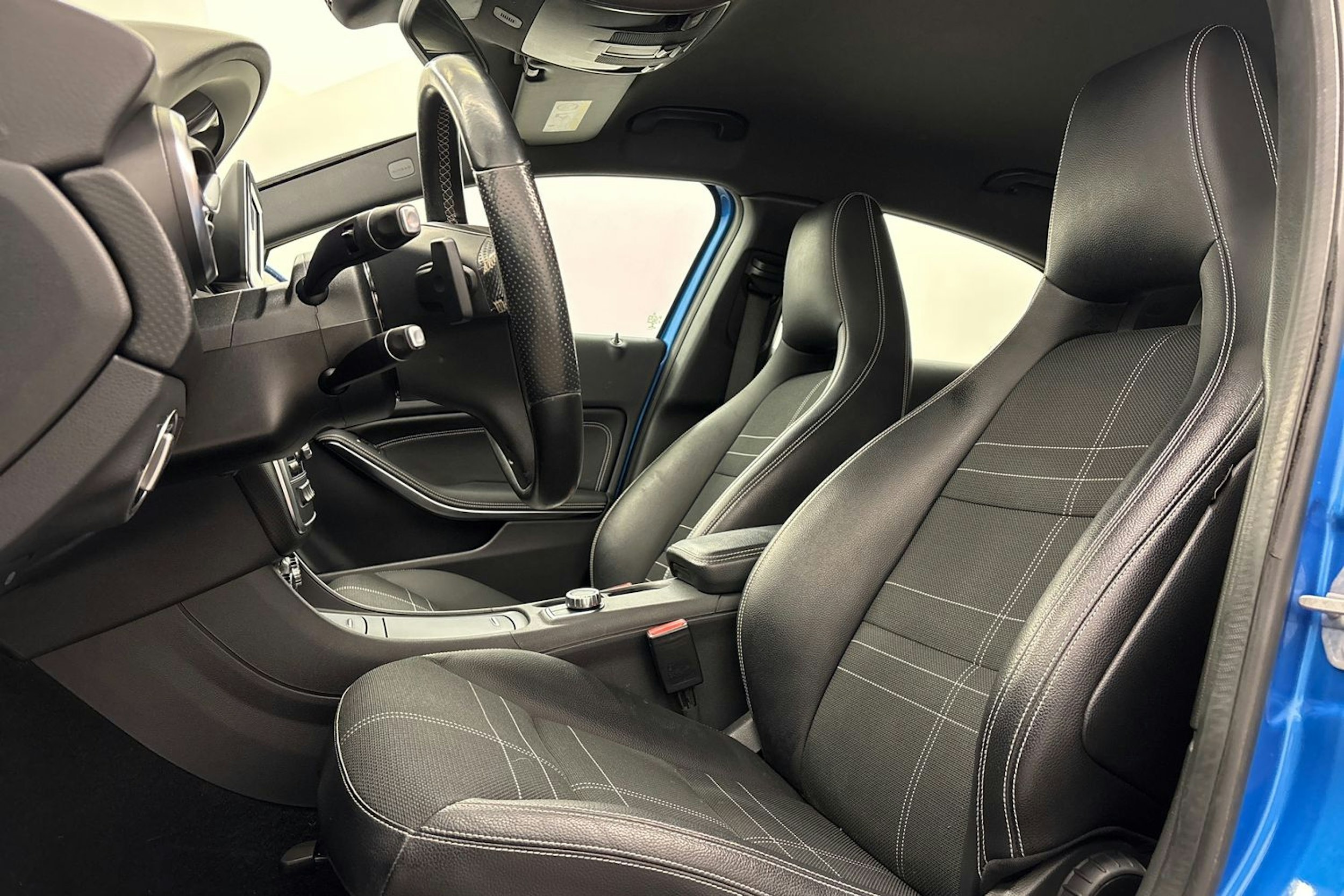 sininen Mercedes-Benz A 2015 kuva 11.