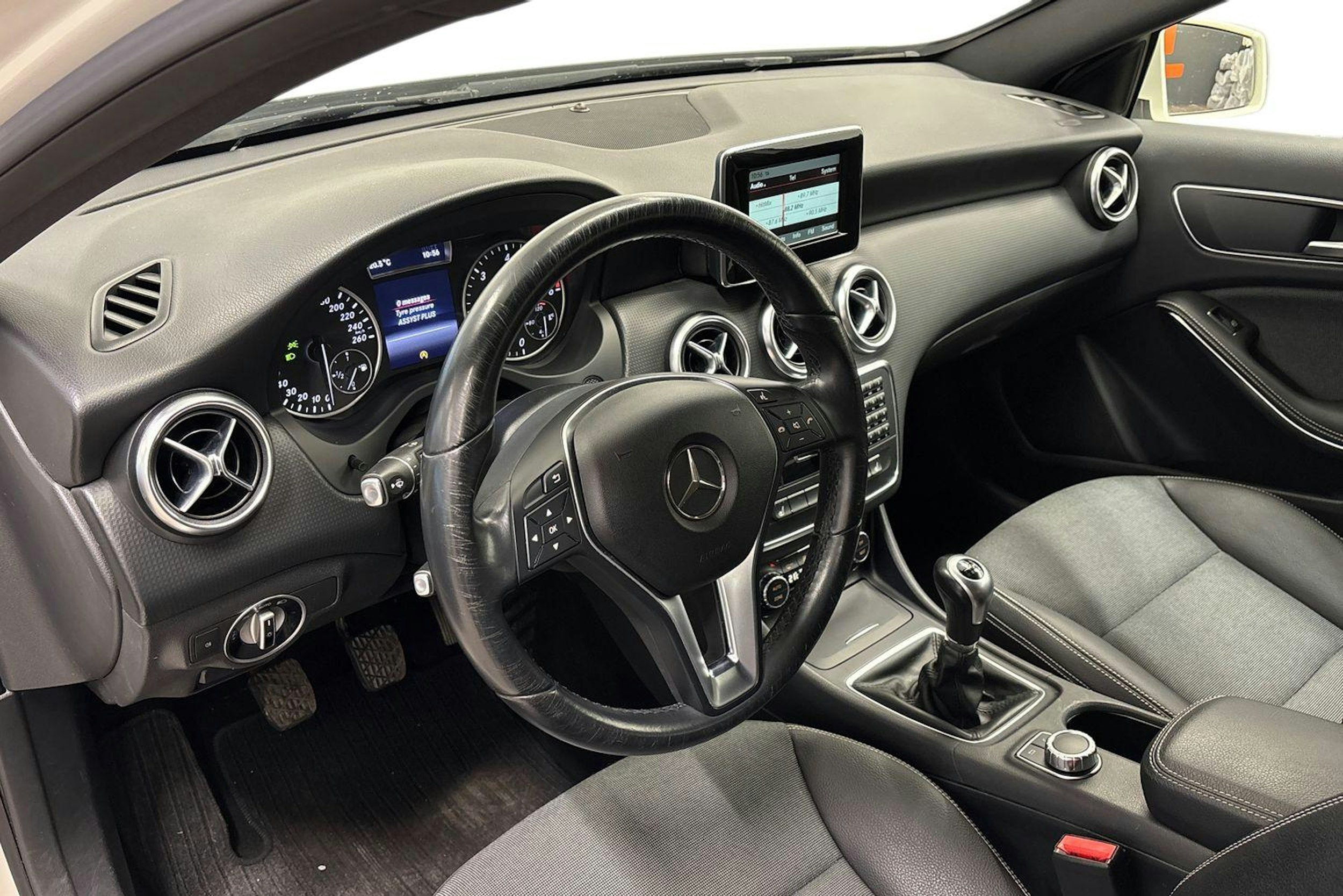 valkoinen Mercedes-Benz A 2015 kuva 7.