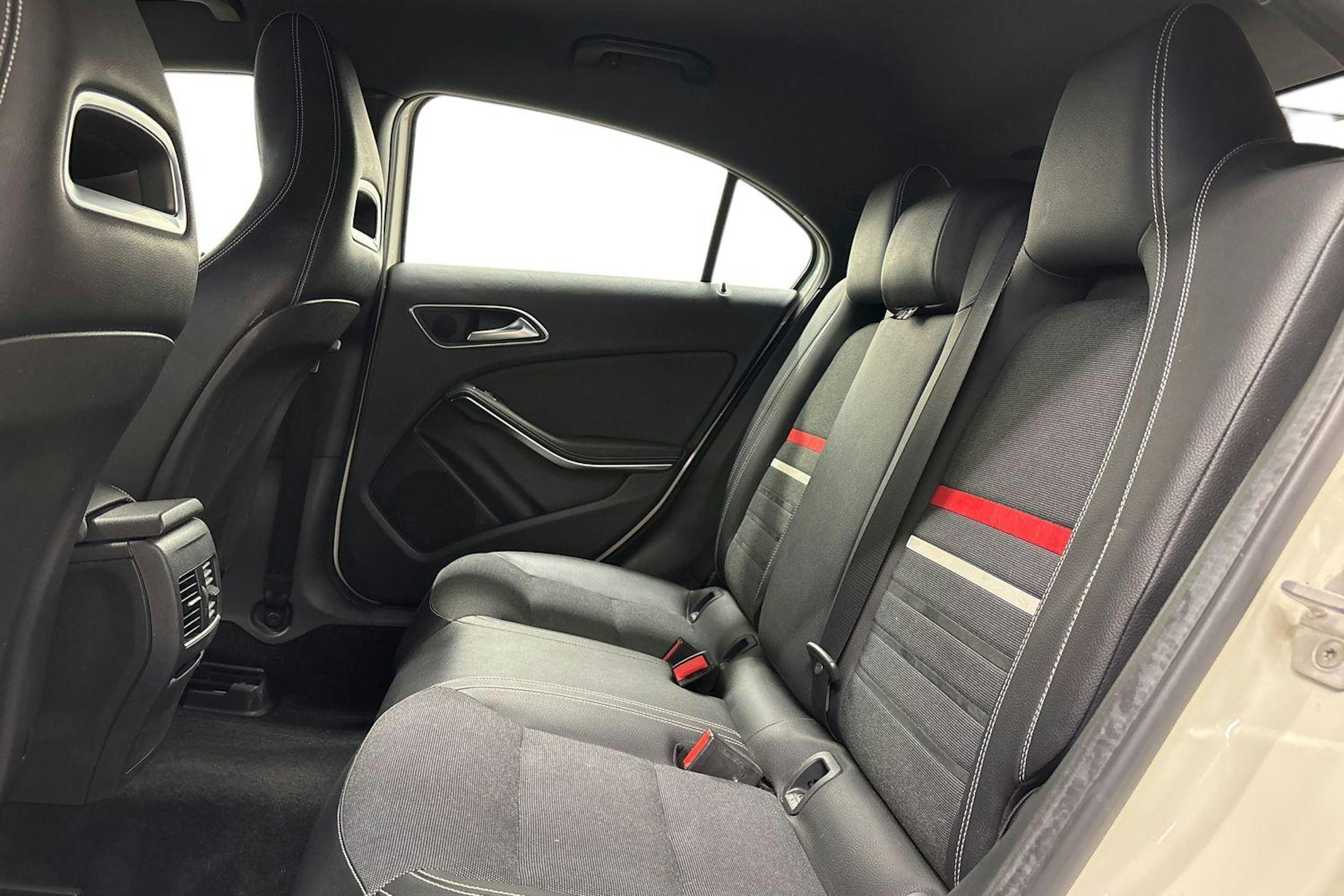 valkoinen Mercedes-Benz A 2015 kuva 10.