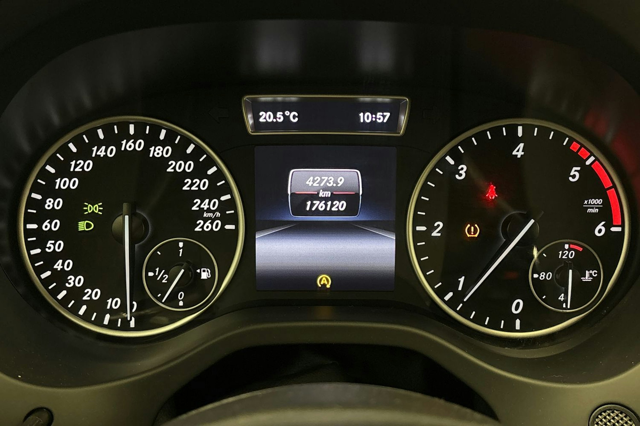 valkoinen Mercedes-Benz A 2015 kuva 18.