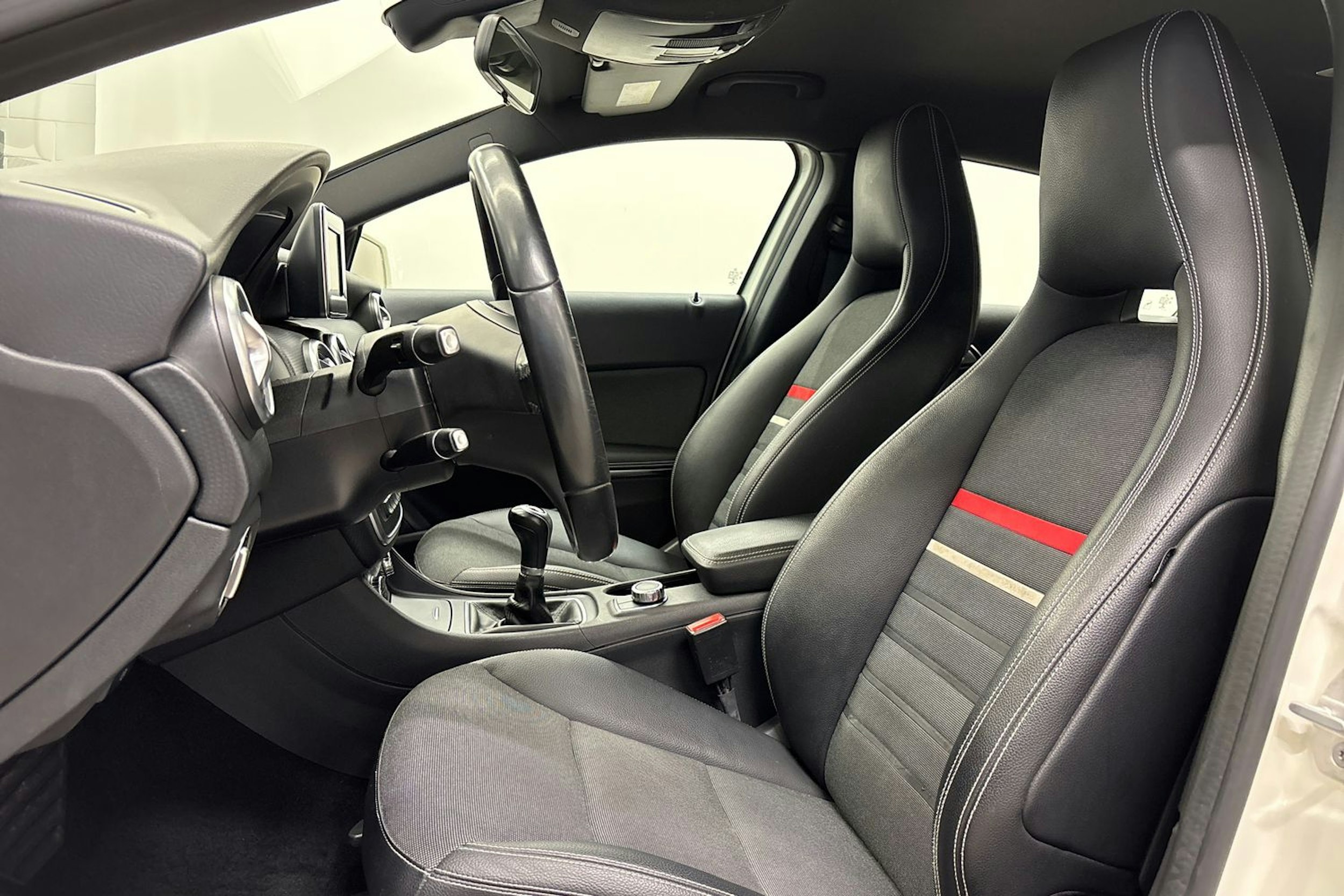 valkoinen Mercedes-Benz A 2015 kuva 21.