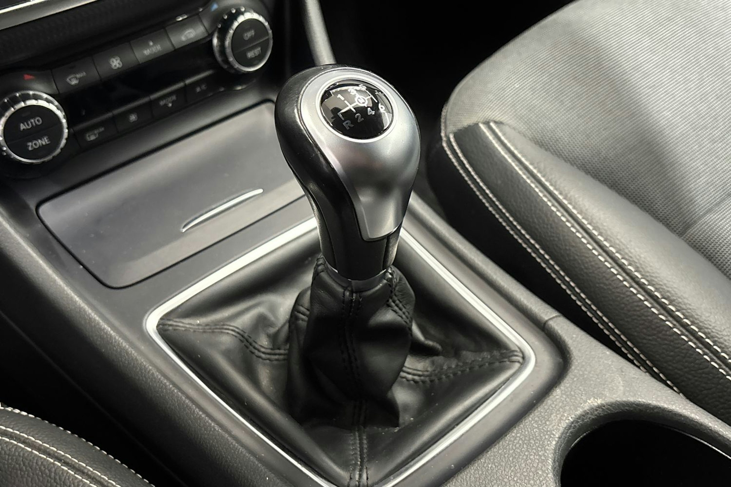 valkoinen Mercedes-Benz A 2015 kuva 22.