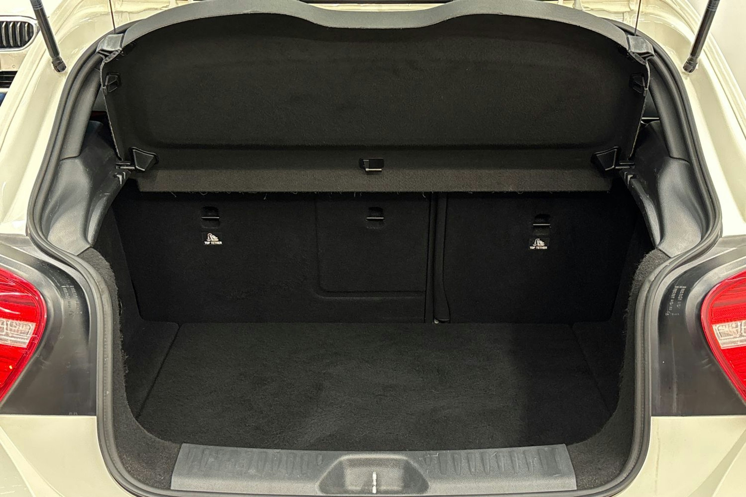 valkoinen Mercedes-Benz A 2015 kuva 23.