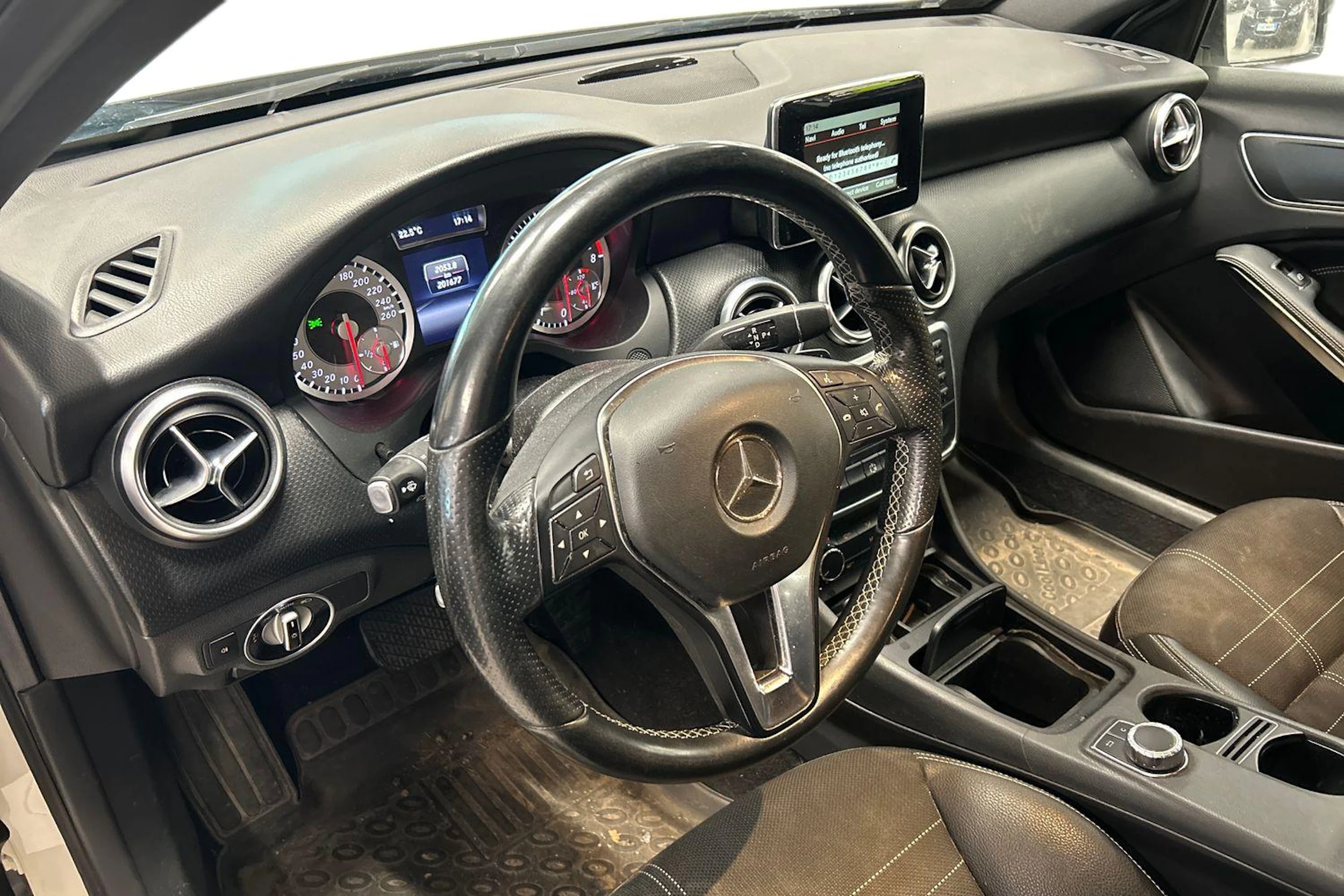 valkoinen Mercedes-Benz A 2015 kuva 3.