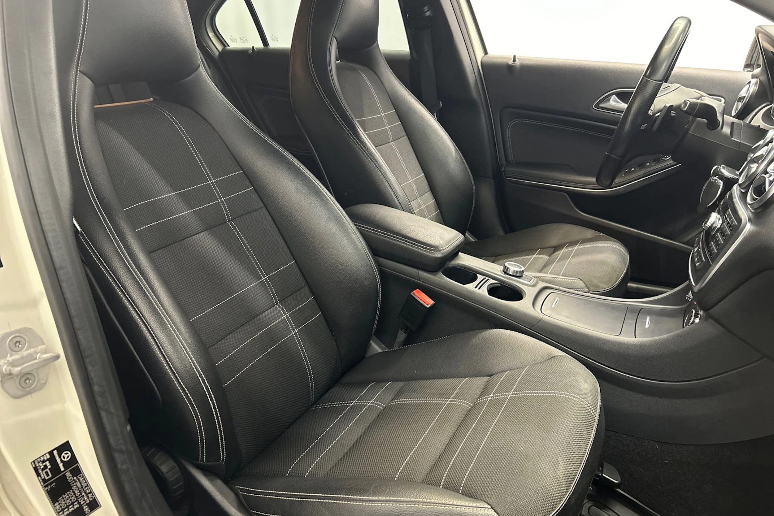 valkoinen Mercedes-Benz A 2015 kuva 11.