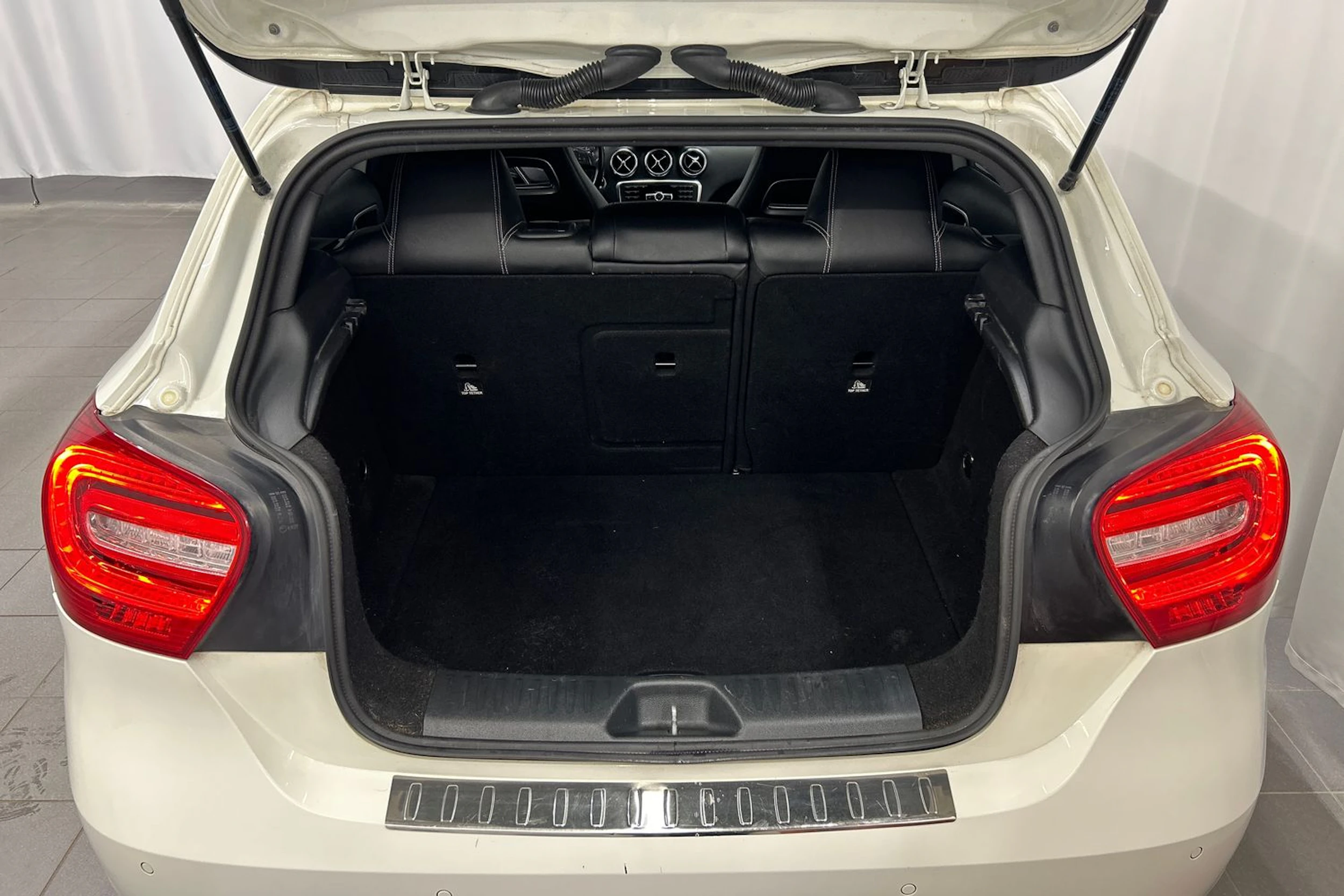 valkoinen Mercedes-Benz A 2015 kuva 12.
