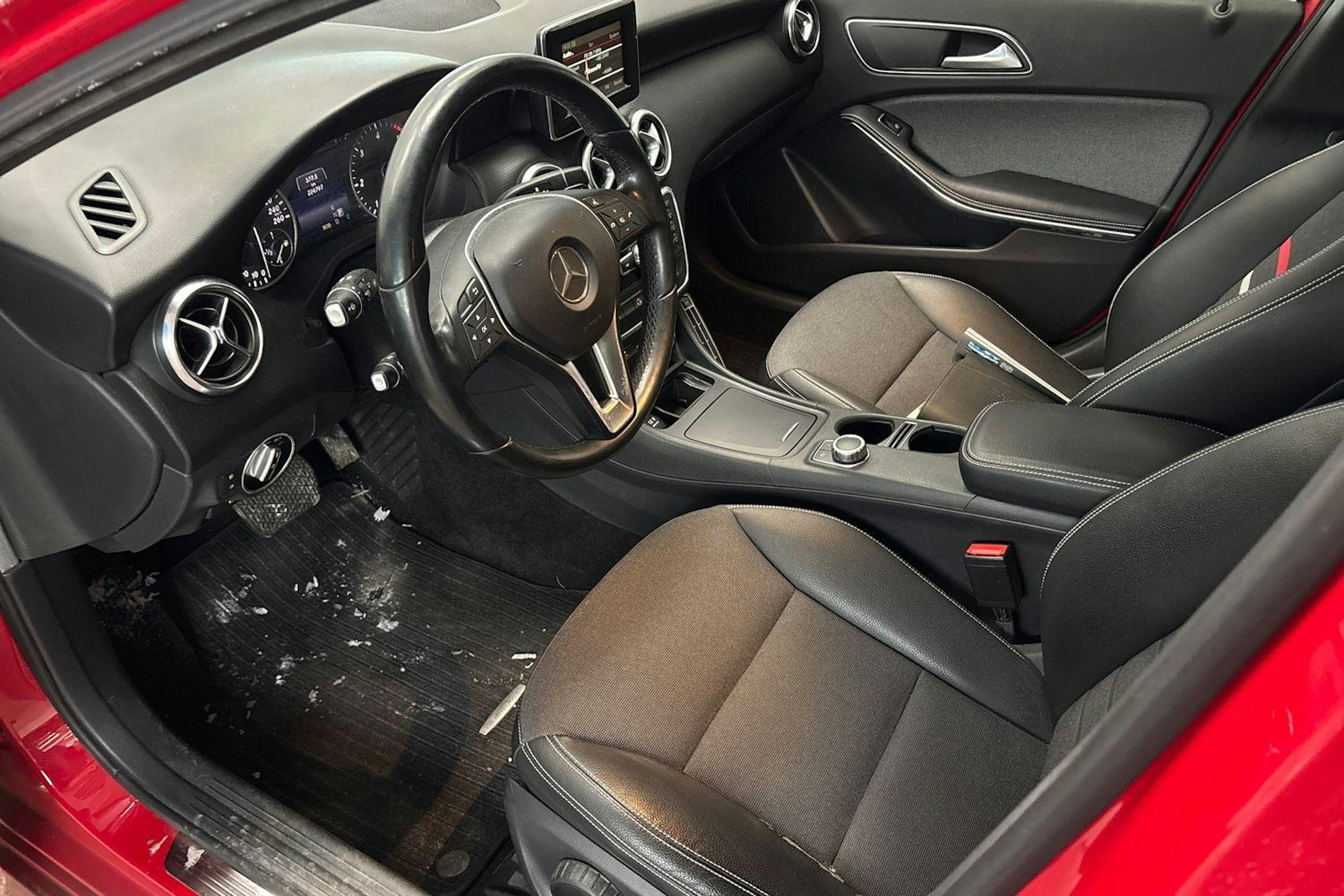 Punainen Mercedes-Benz A 2015 kuva 3.