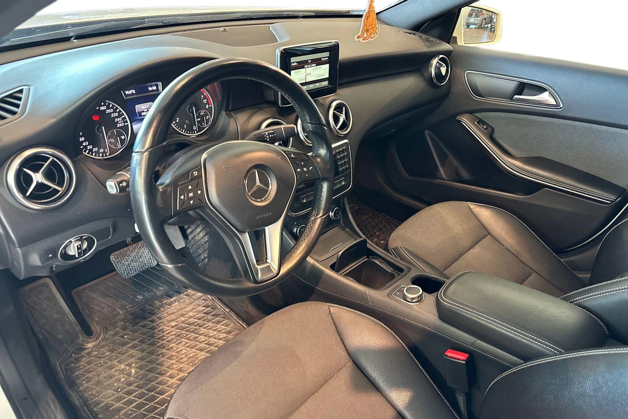 valkoinen Mercedes-Benz A 2015 kuva 3.