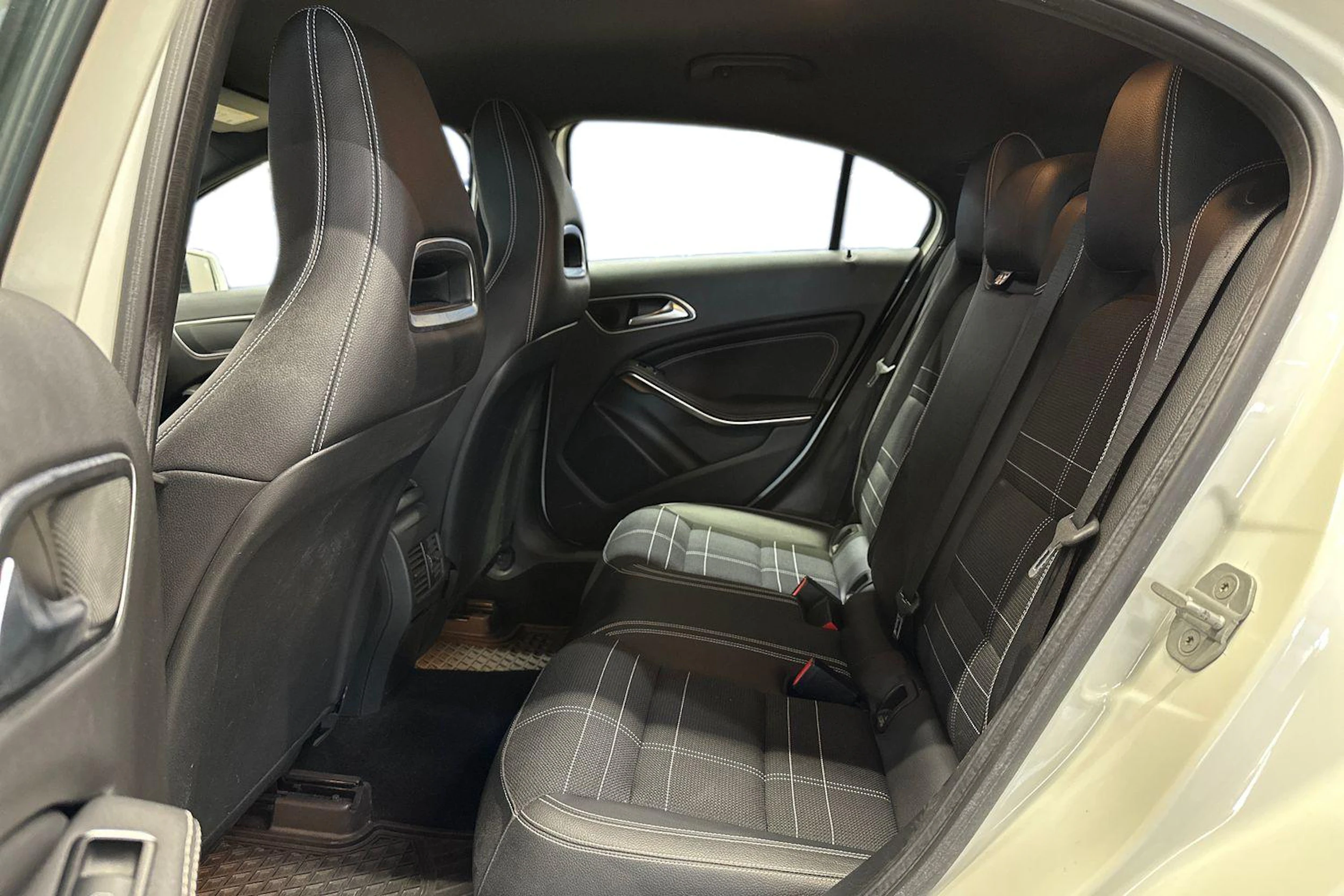 valkoinen Mercedes-Benz A 2016 kuva 8.
