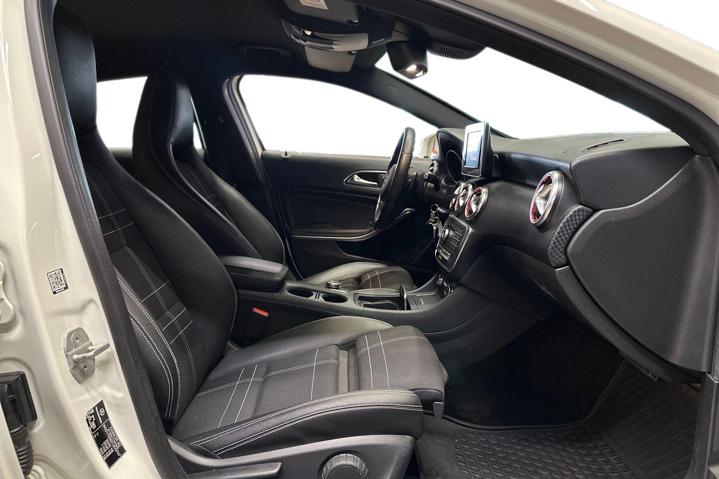 valkoinen Mercedes-Benz A 2016 kuva 9.