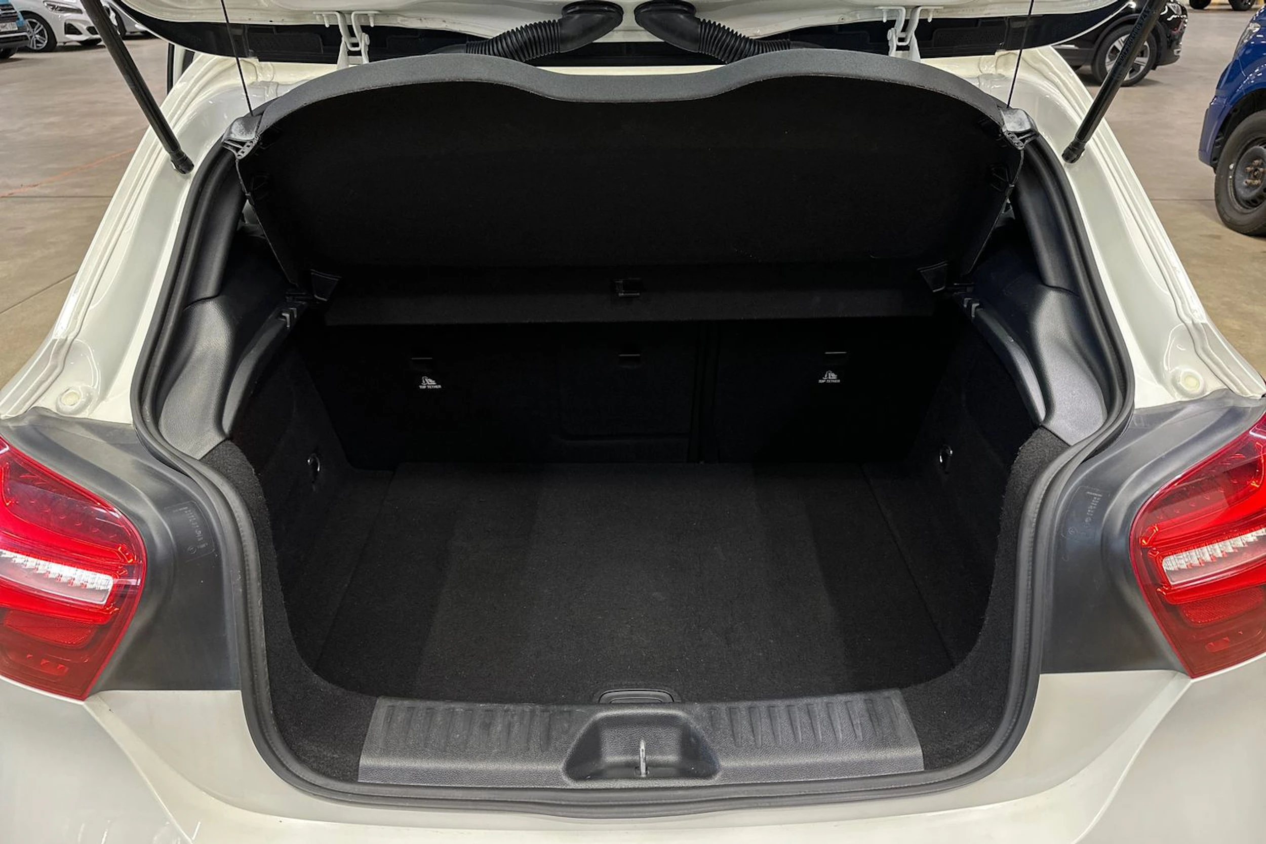 valkoinen Mercedes-Benz A 2016 kuva 25.