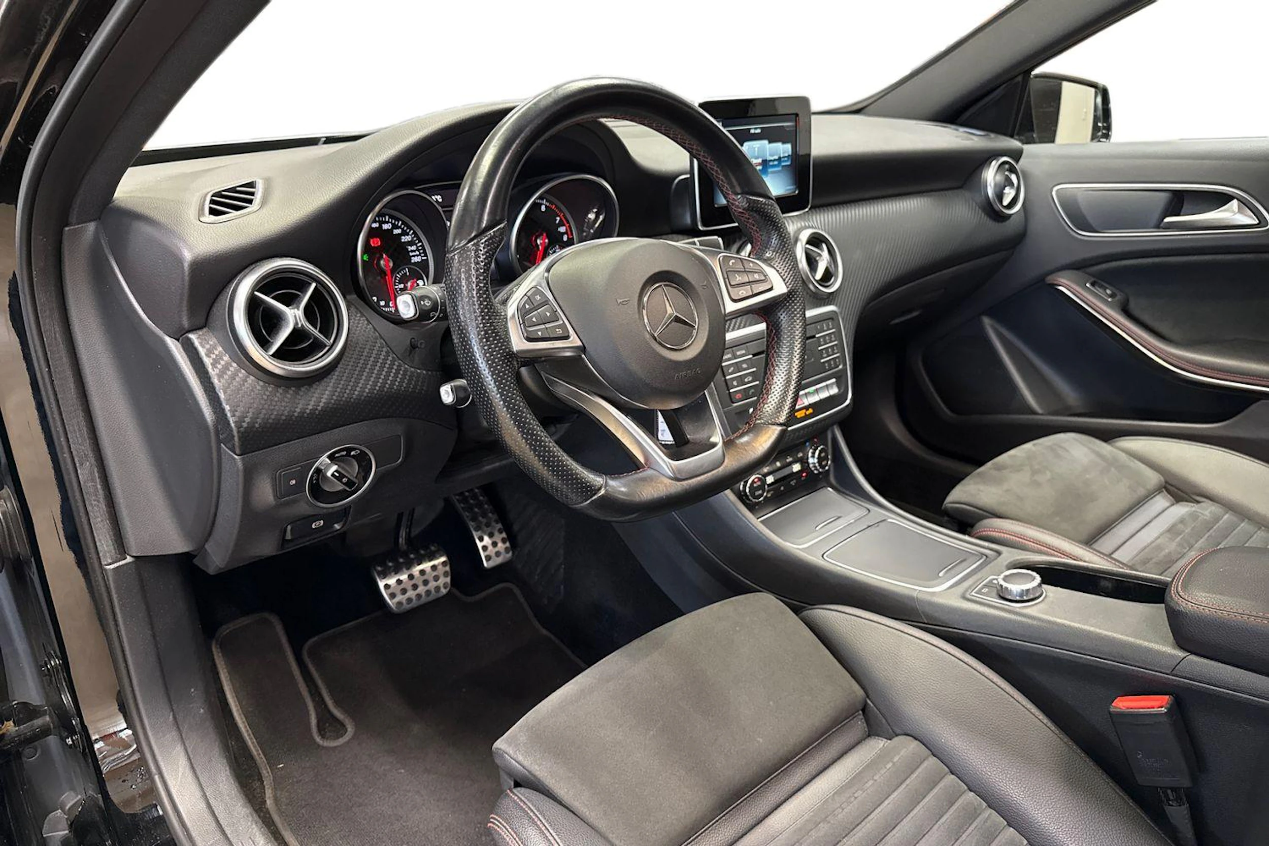 musta Mercedes-Benz A 2016 kuva 6.