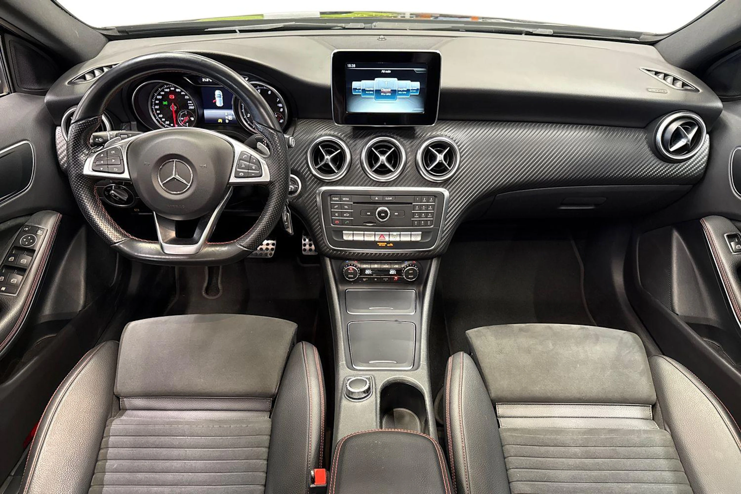 musta Mercedes-Benz A 2016 kuva 7.