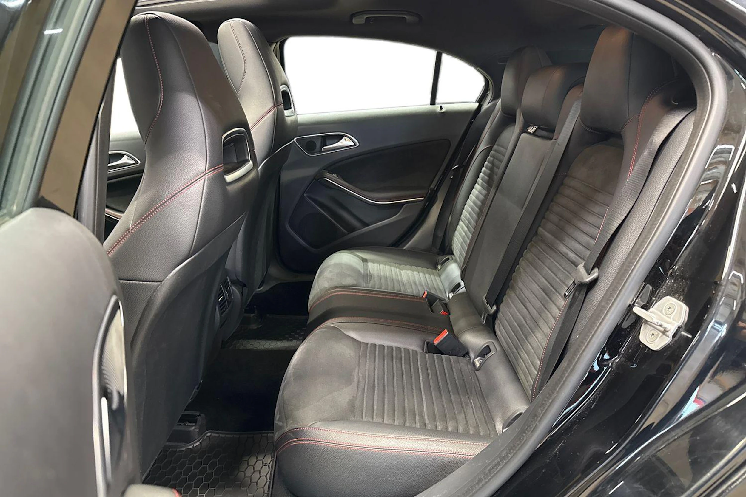 musta Mercedes-Benz A 2016 kuva 8.