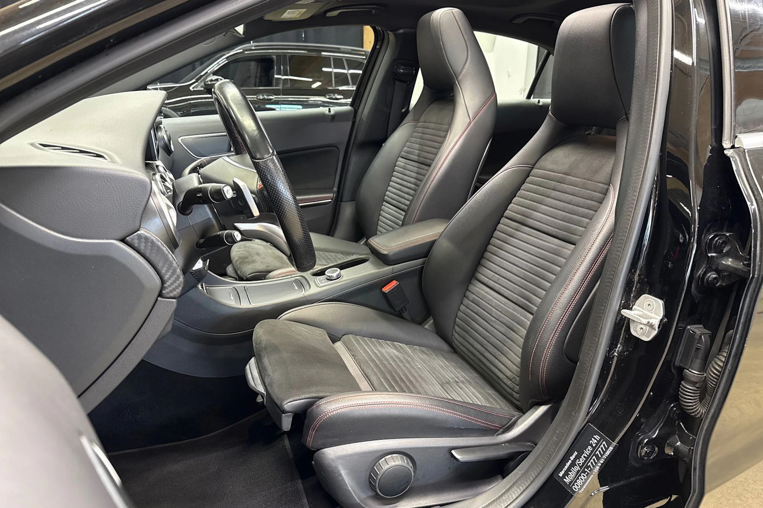 musta Mercedes-Benz A 2016 kuva 11.